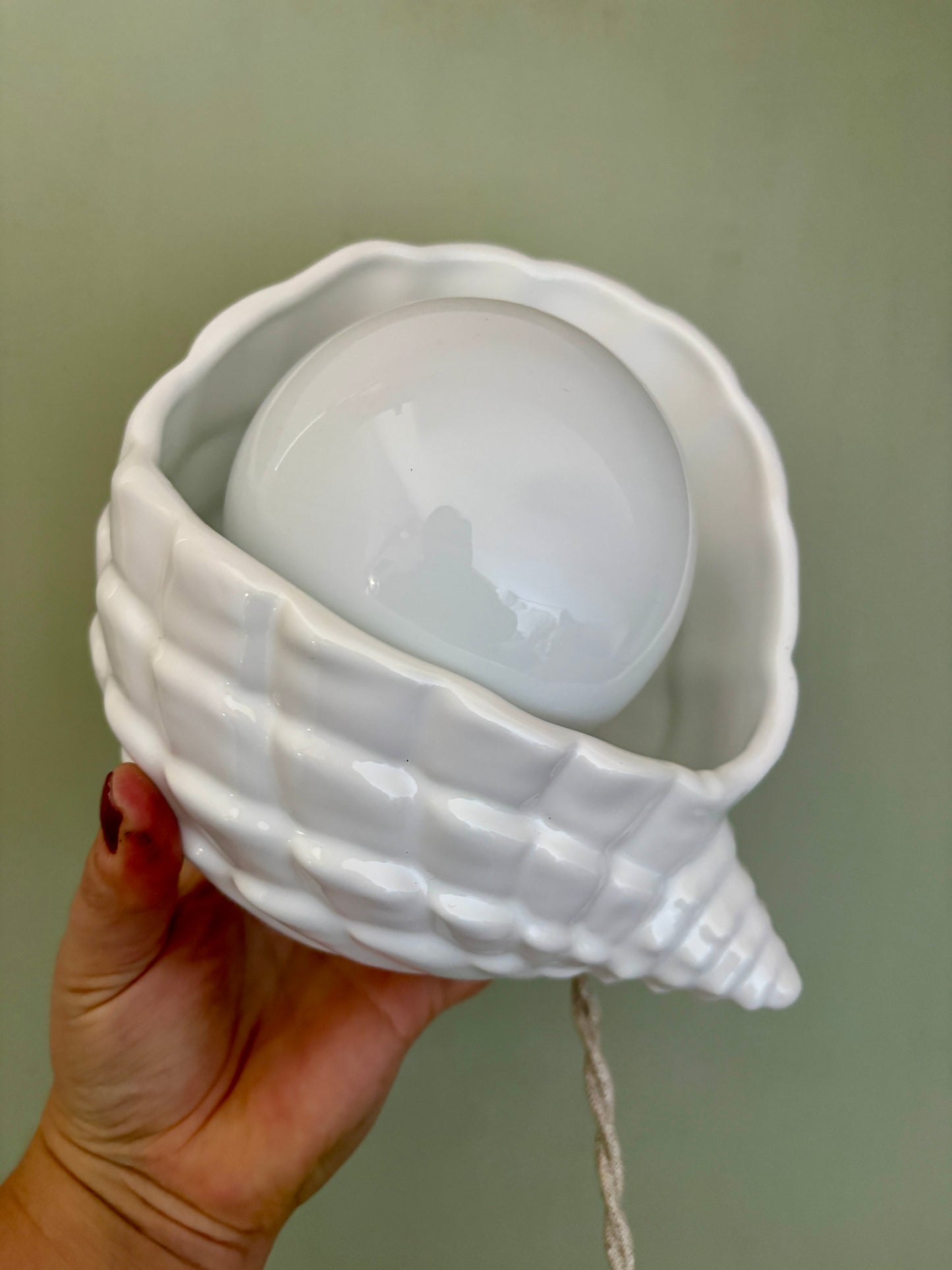 Lampe coquillage vintage en céramique et opaline blanche