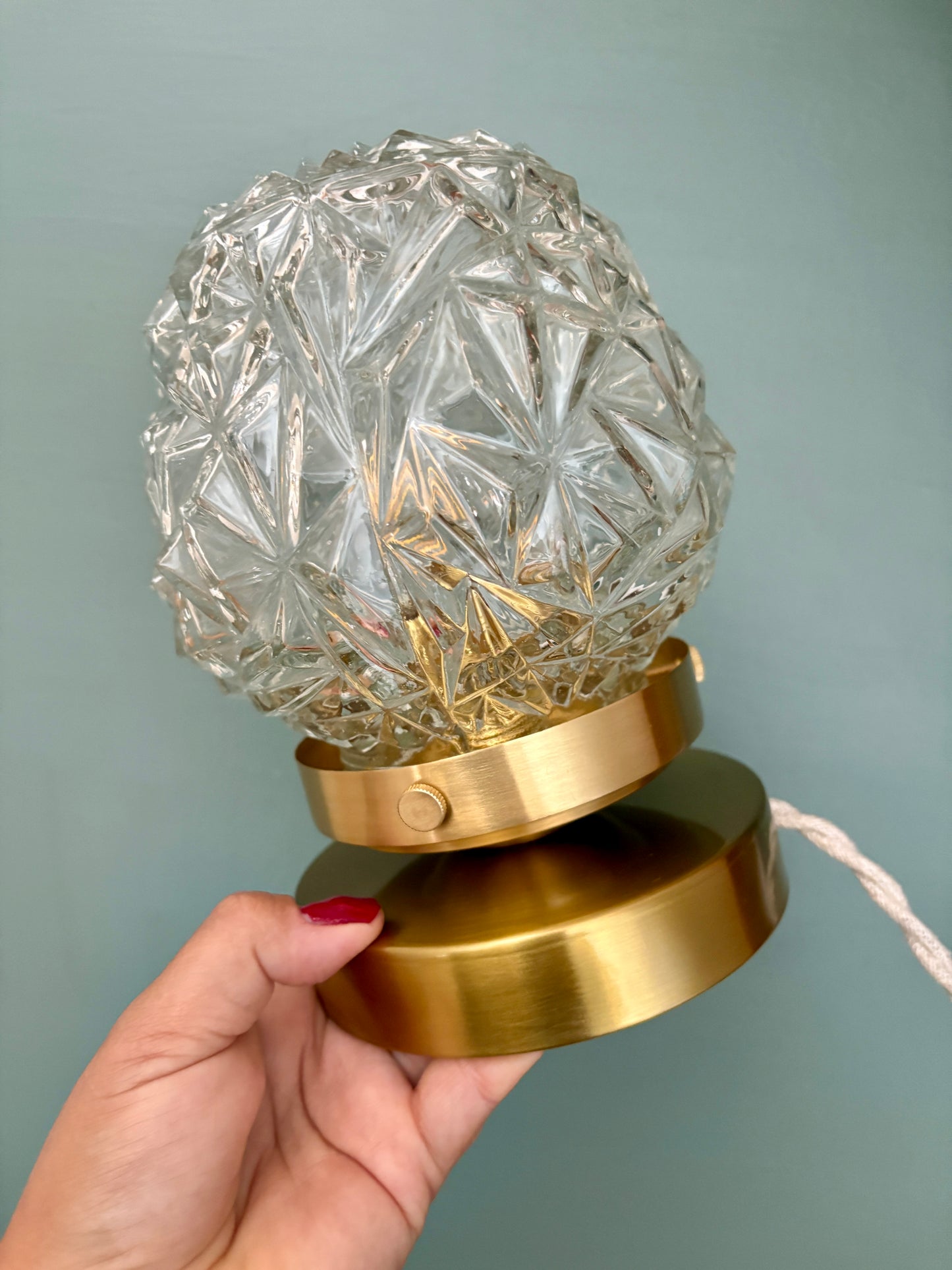 Lampe à poser globe vintage en verre moulé