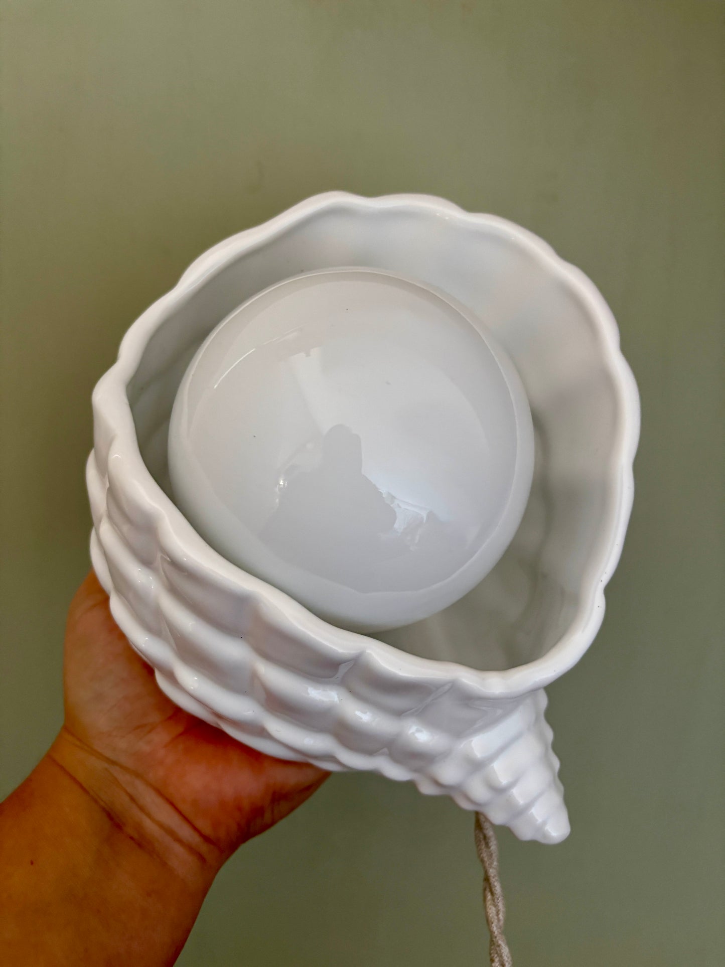 Lampe coquillage vintage en céramique et opaline blanche