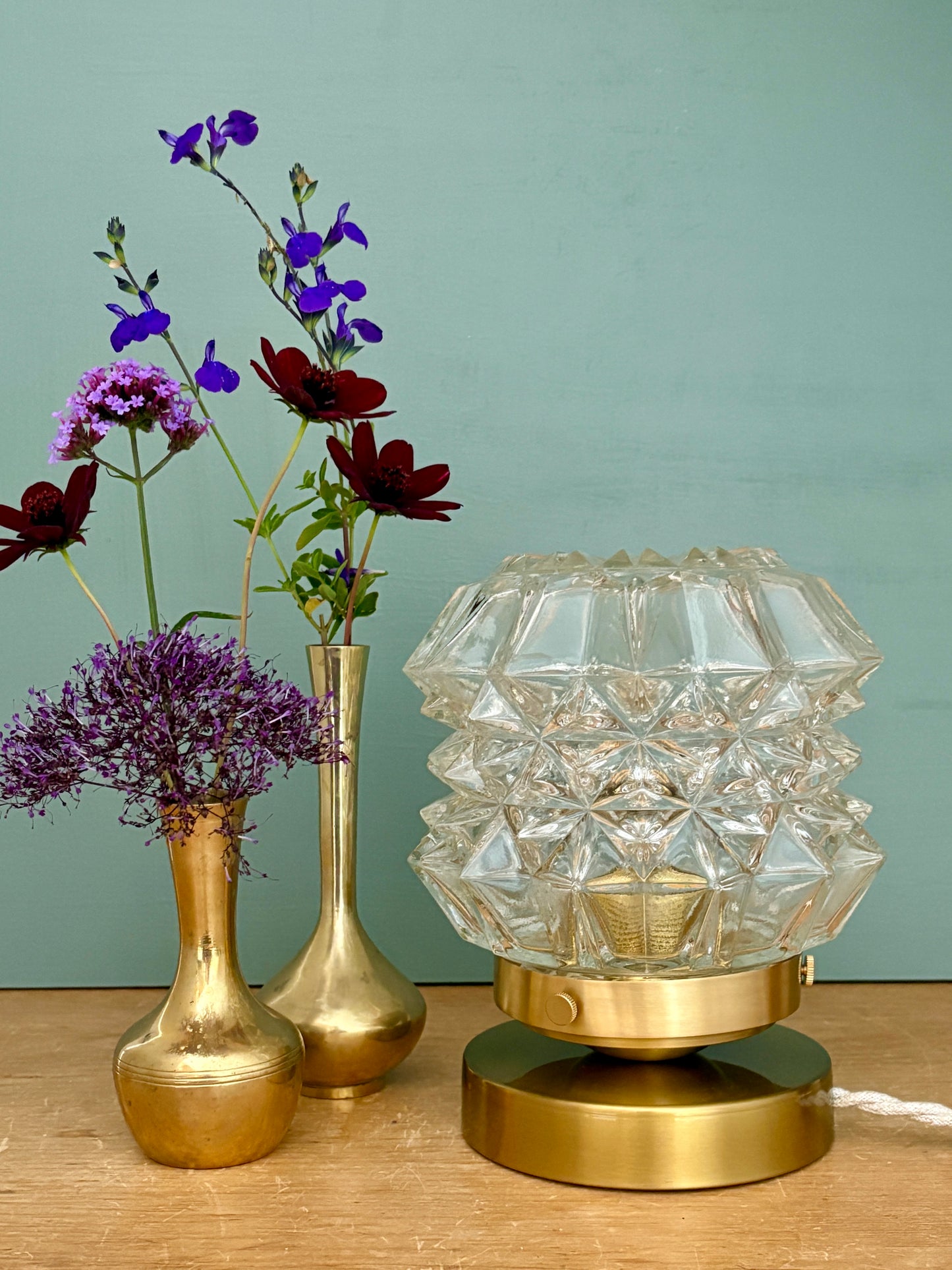 Lampe à poser globe vintage en verre moulé