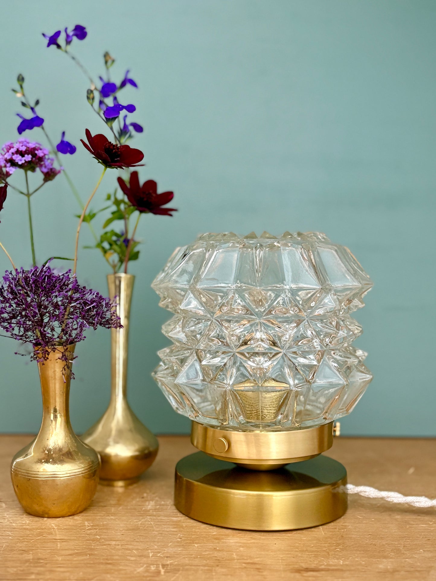 Lampe à poser globe vintage en verre moulé