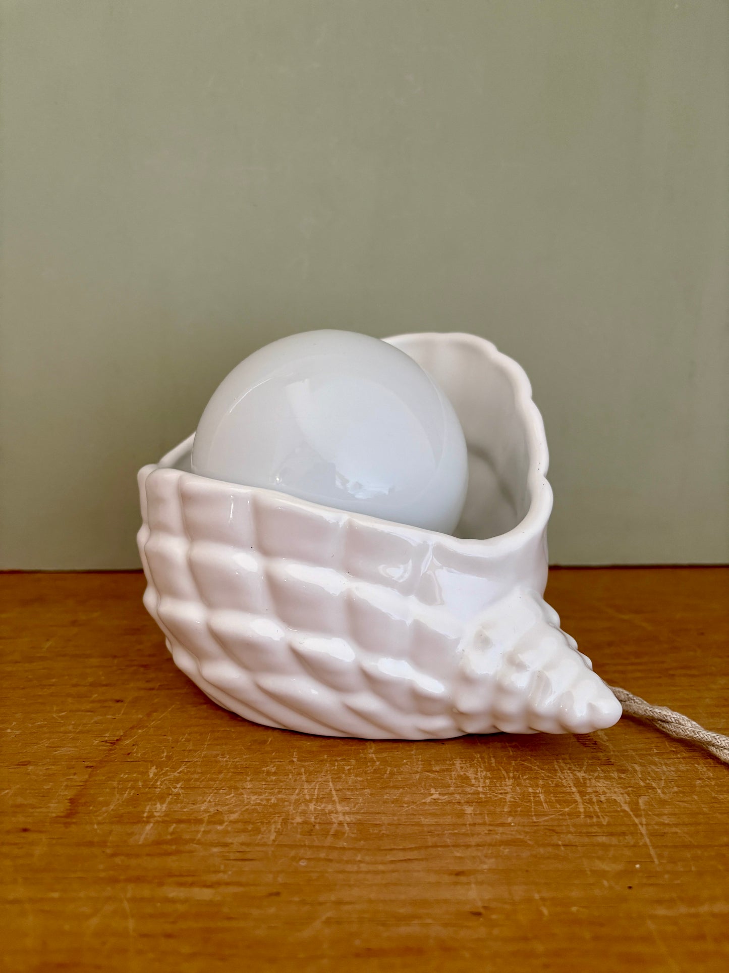 Lampe coquillage vintage en céramique et opaline blanche