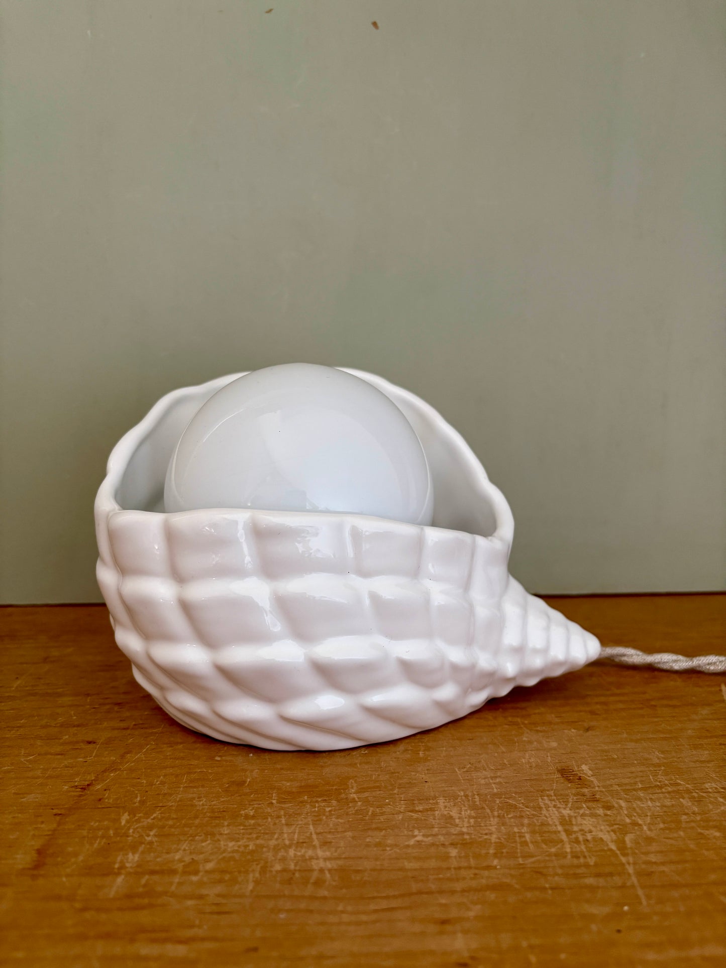Lampe coquillage vintage en céramique et opaline blanche