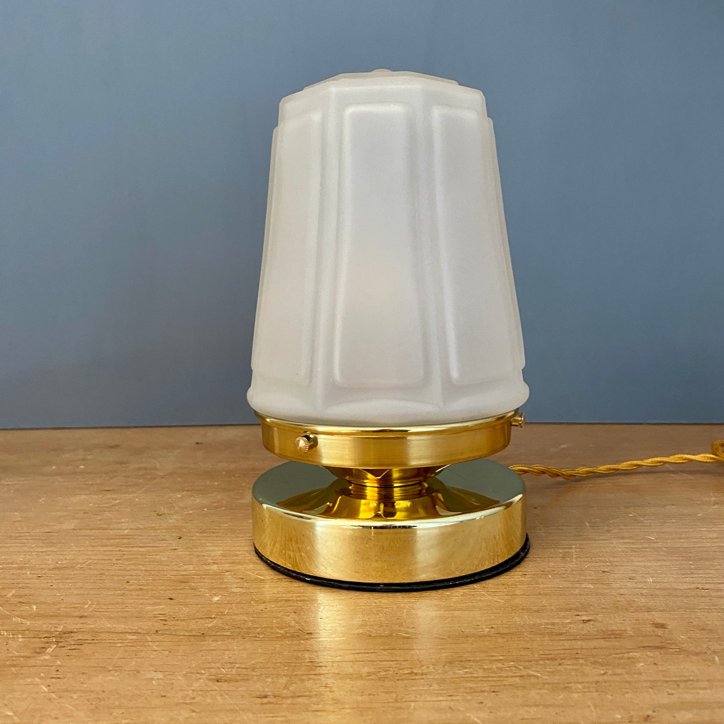 Lampe à poser globe vintage art déco en verre dépoli