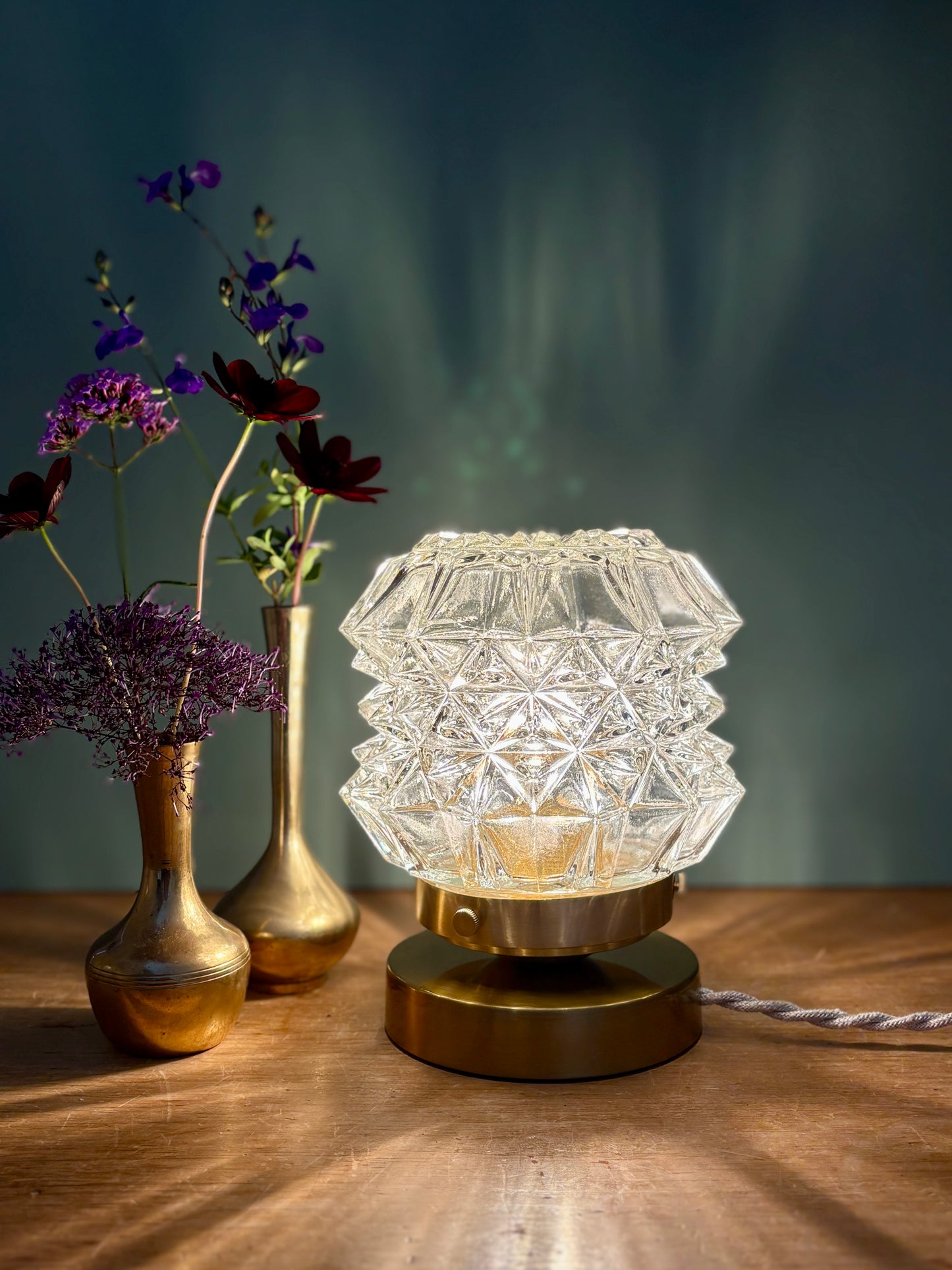 Lampe à poser globe vintage en verre moulé