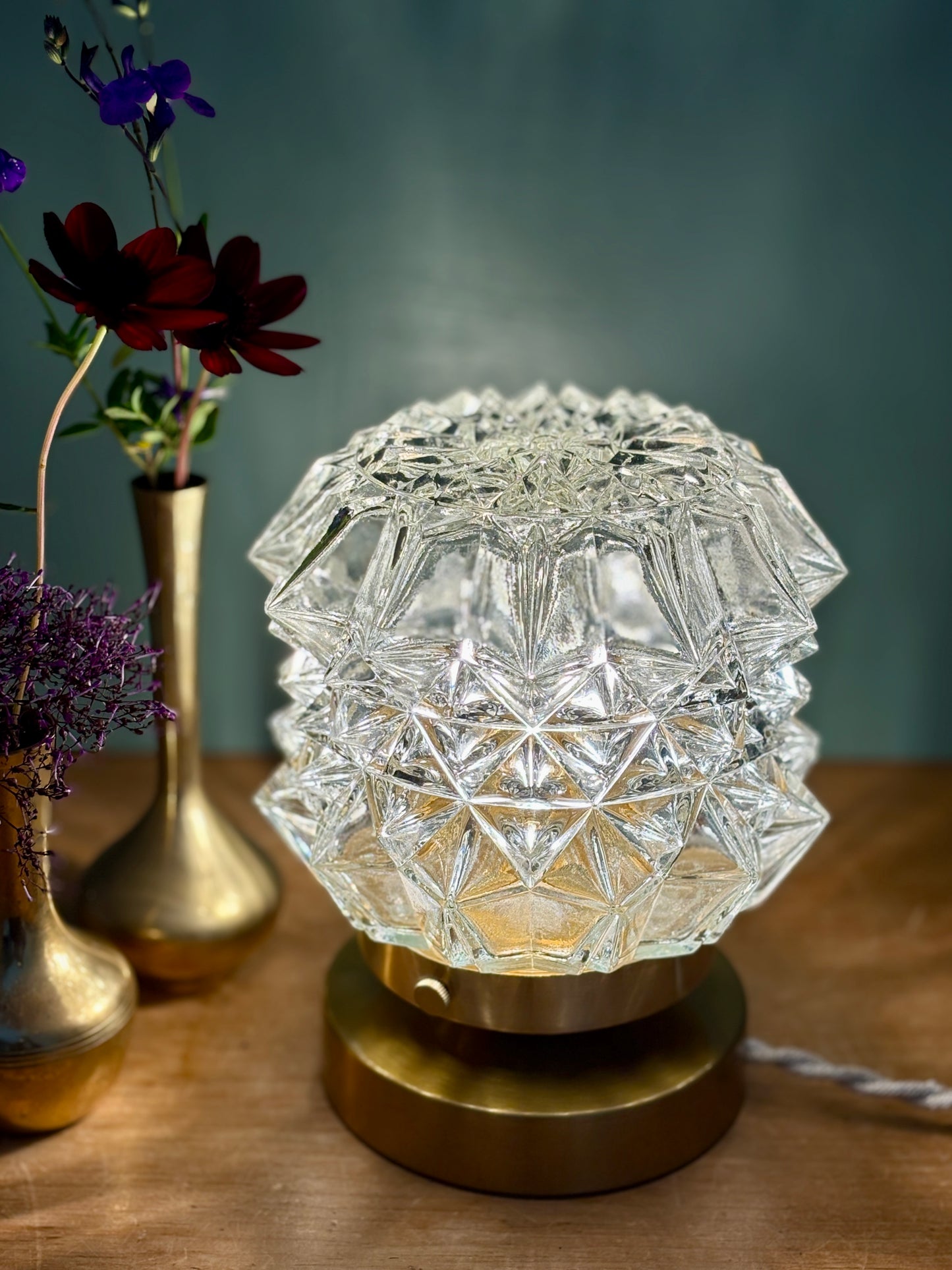 Lampe à poser globe vintage en verre moulé