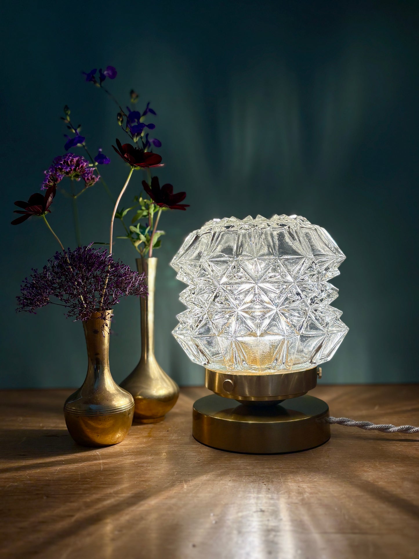 Lampe à poser globe vintage en verre moulé