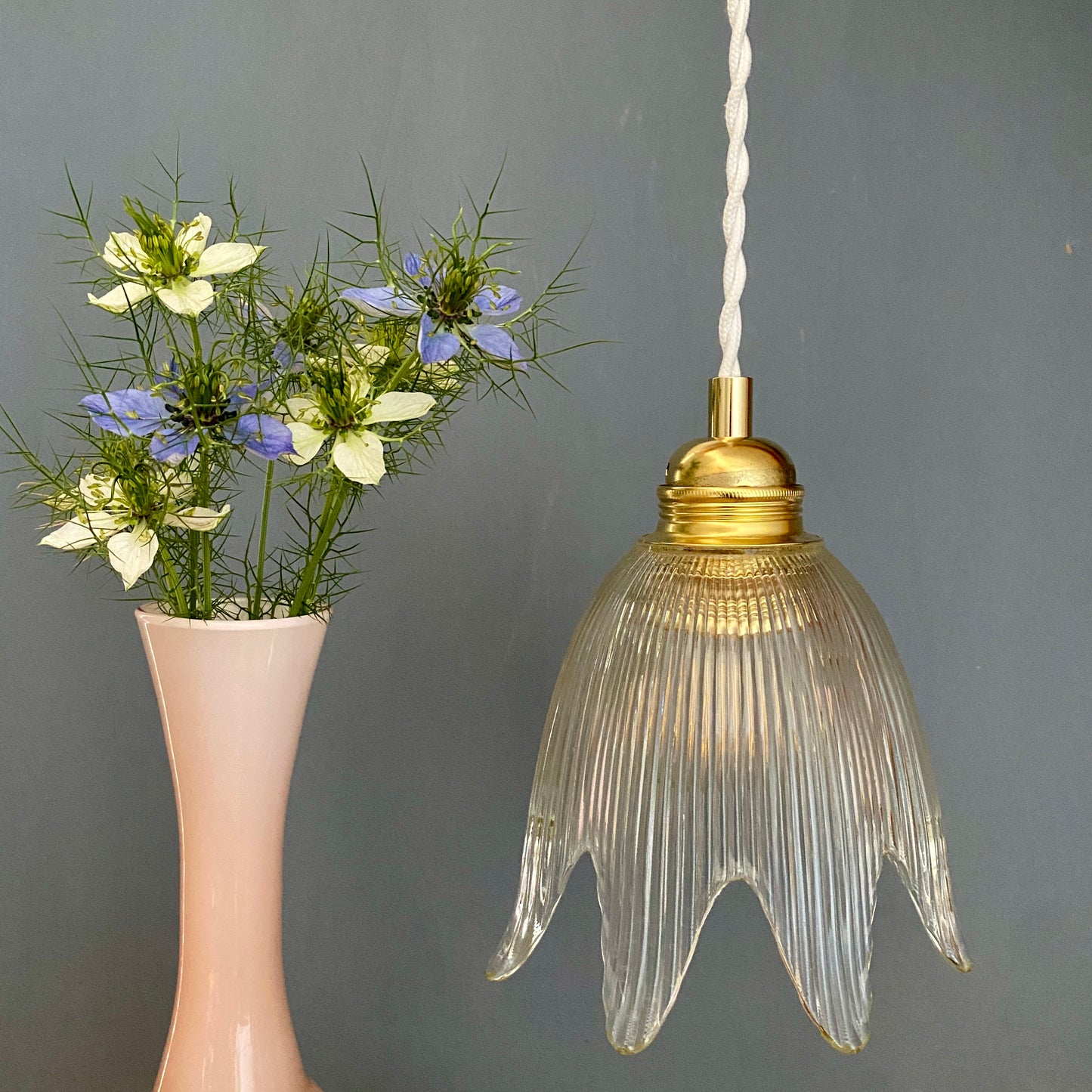Suspension tulipe fleur vintage en verre strié