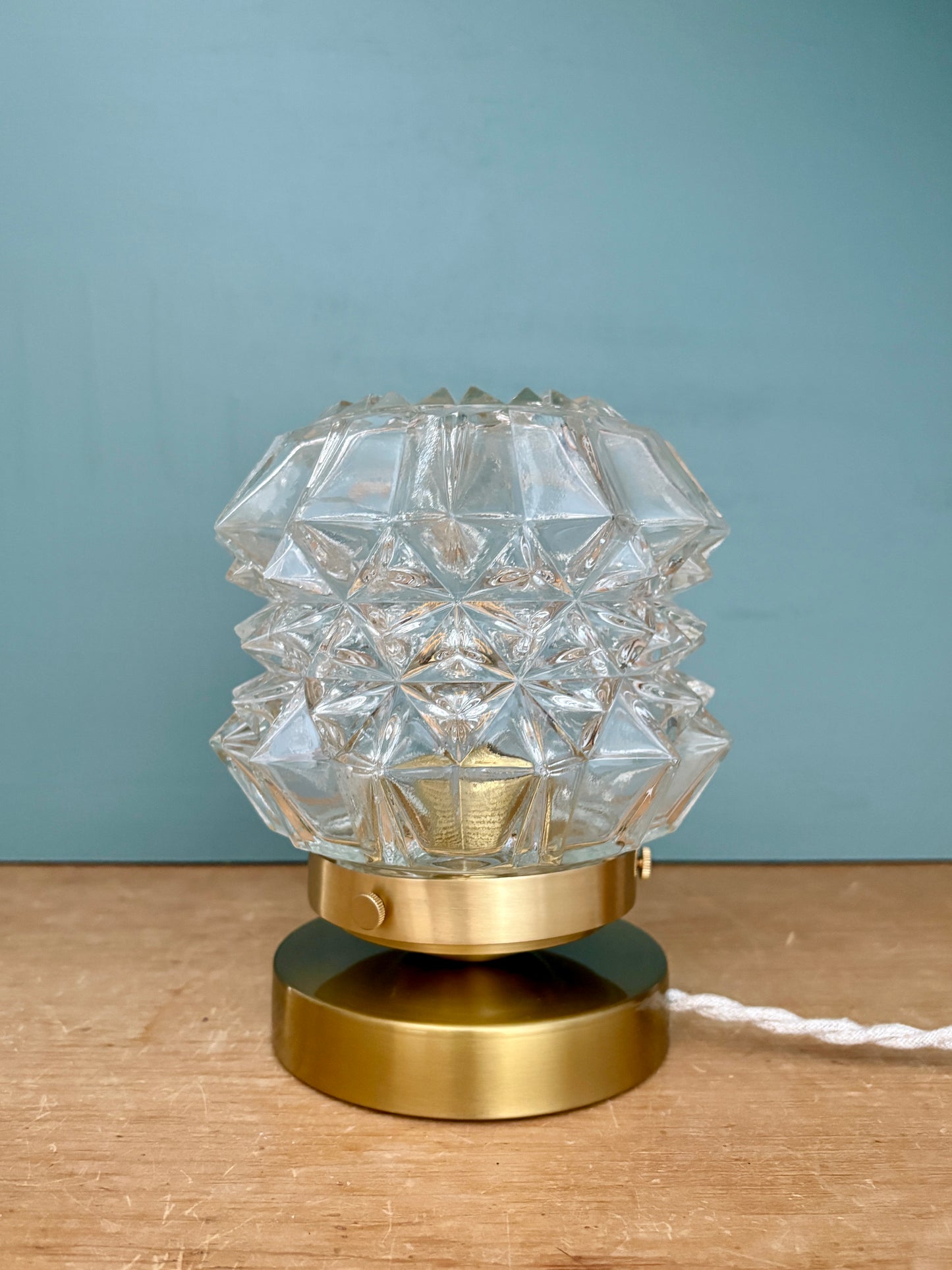 Lampe à poser globe vintage en verre moulé