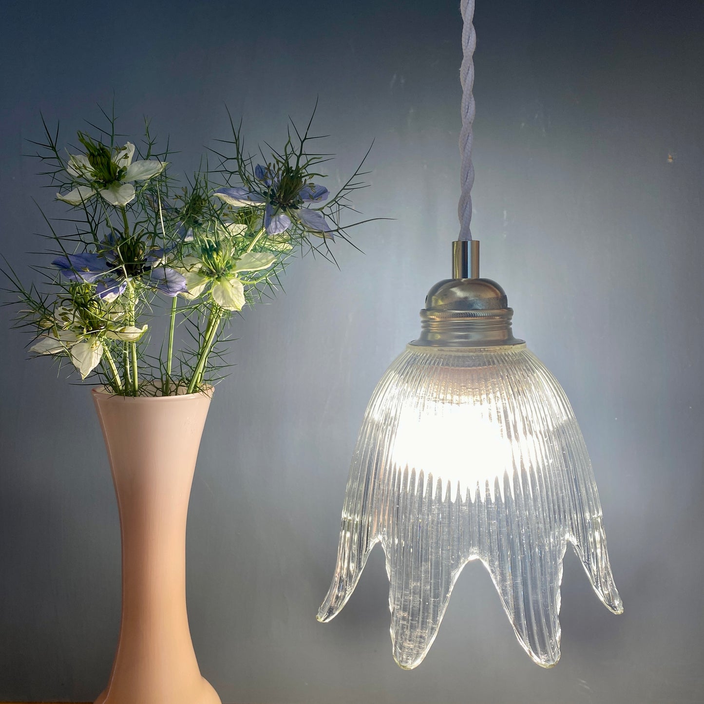 Suspension tulipe fleur vintage en verre strié