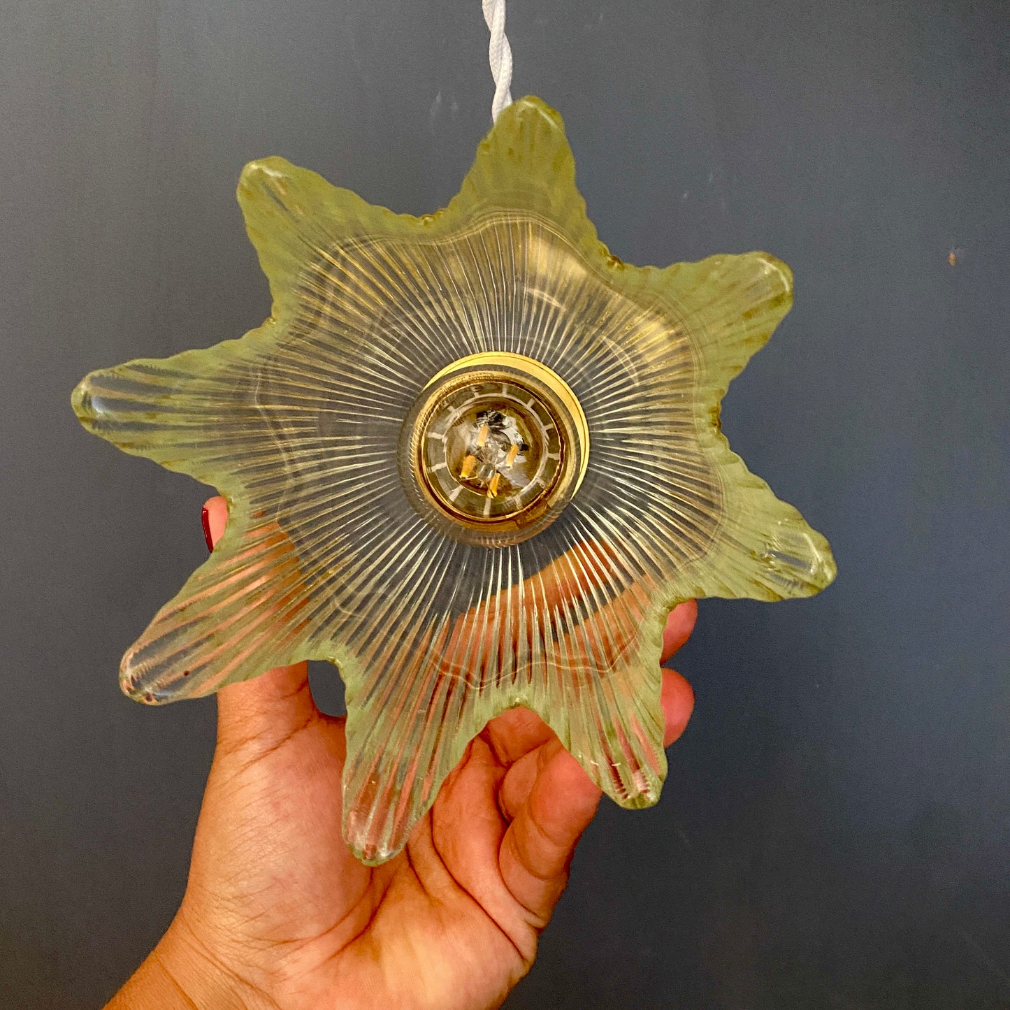 Suspension tulipe fleur vintage en verre strié