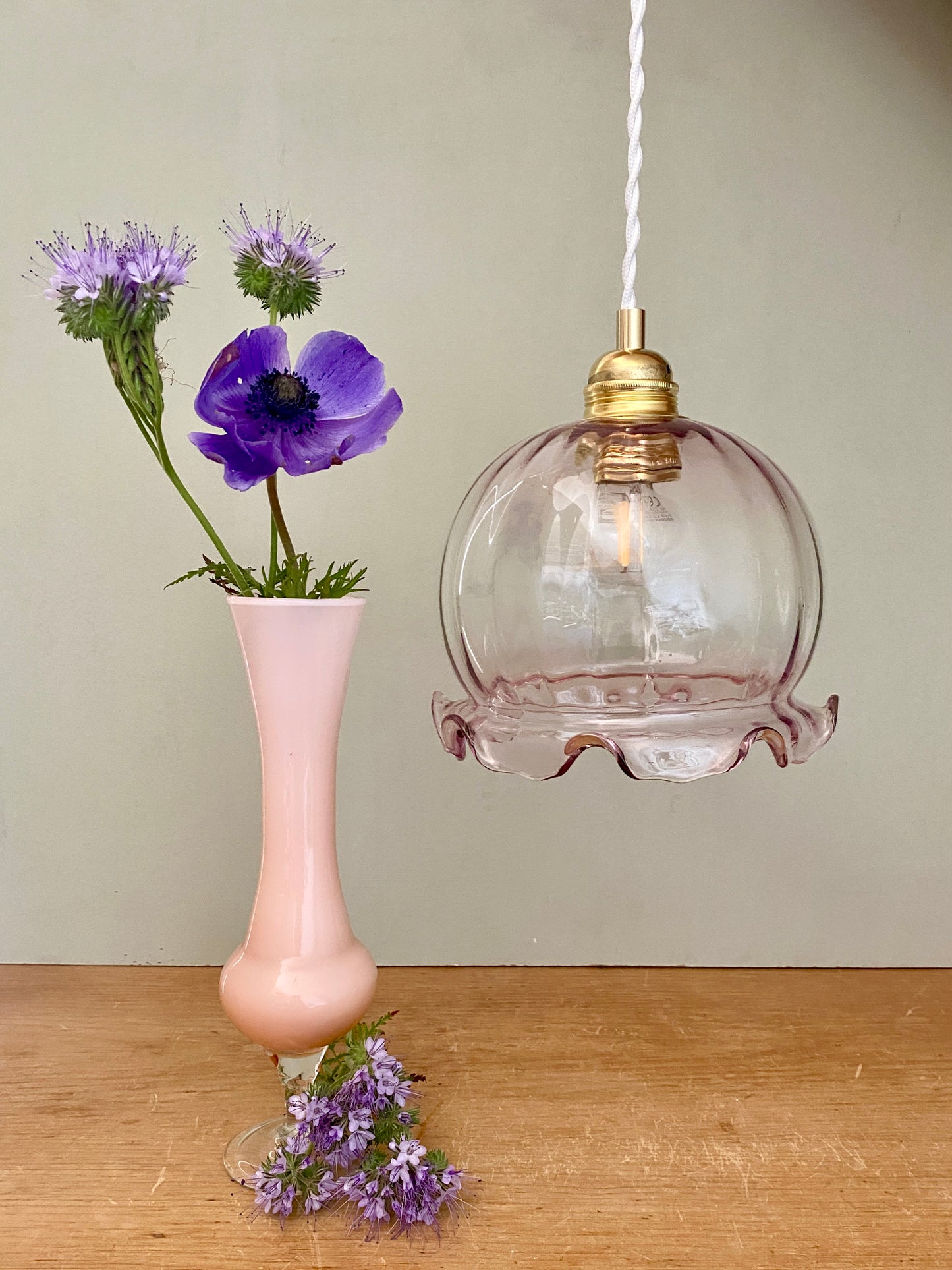 Suspension globe vintage en verre rose