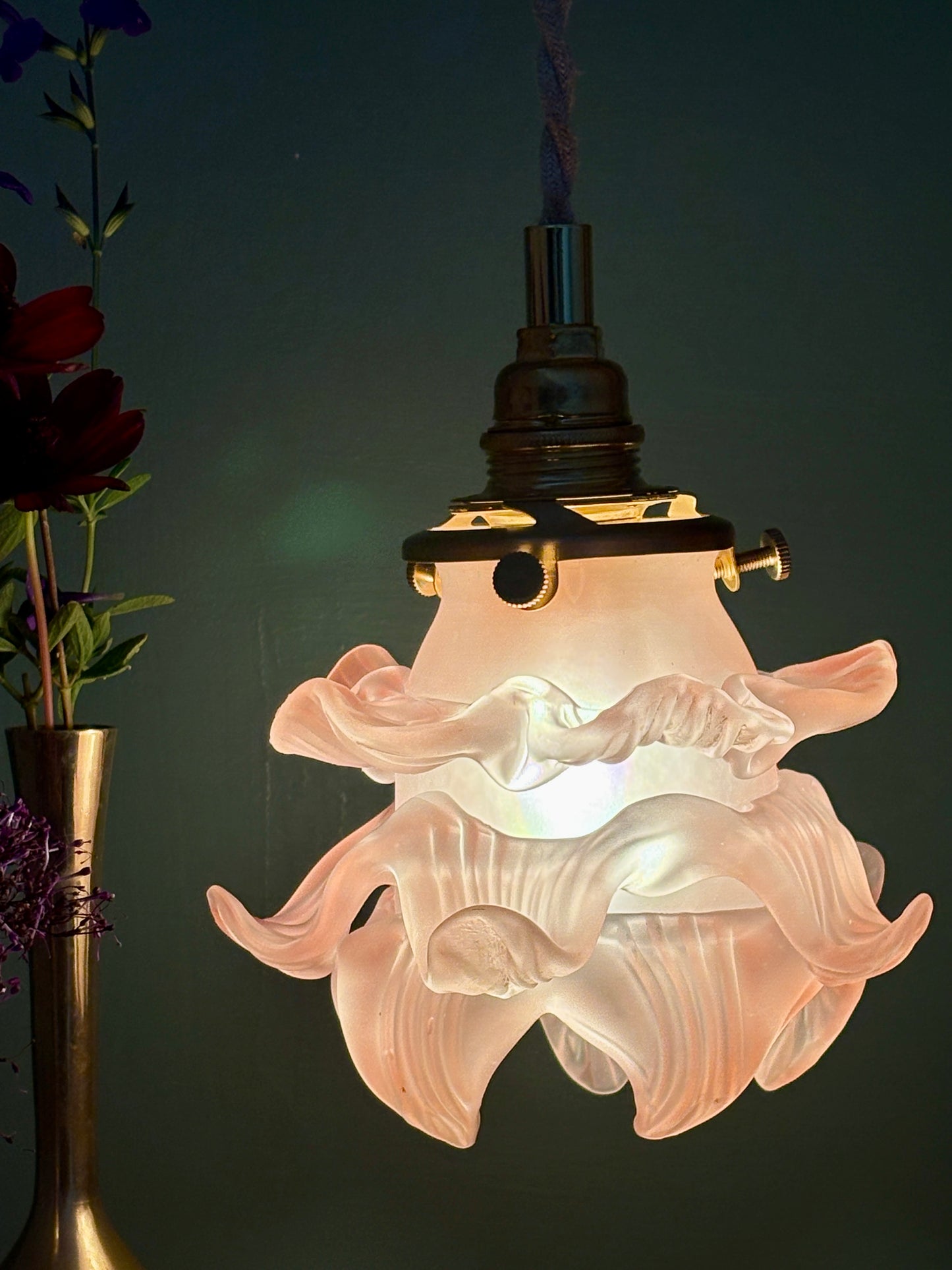 Suspension tulipe vintage en verre dépoli rose en forme de fleur