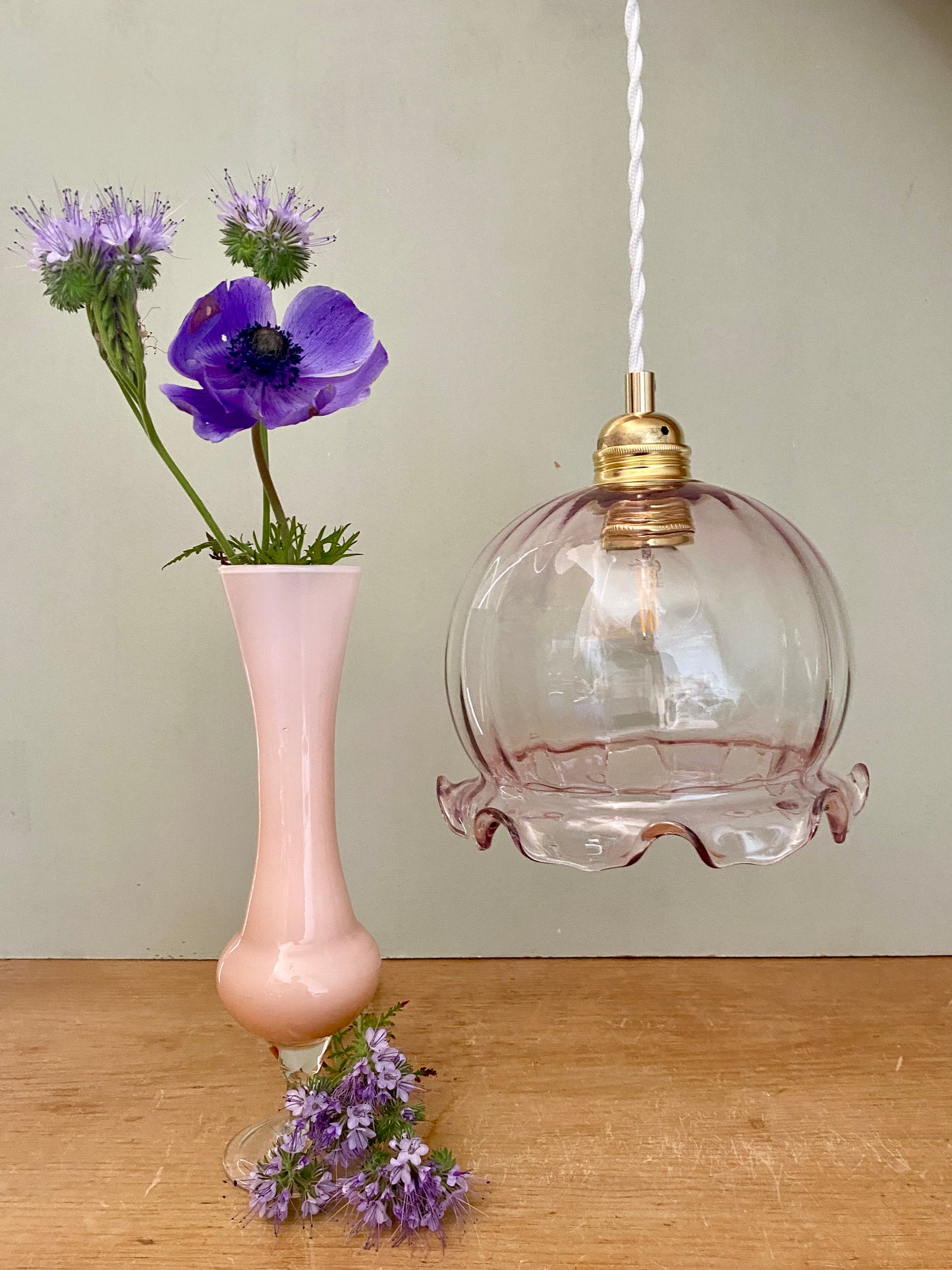 Suspension globe vintage en verre rose