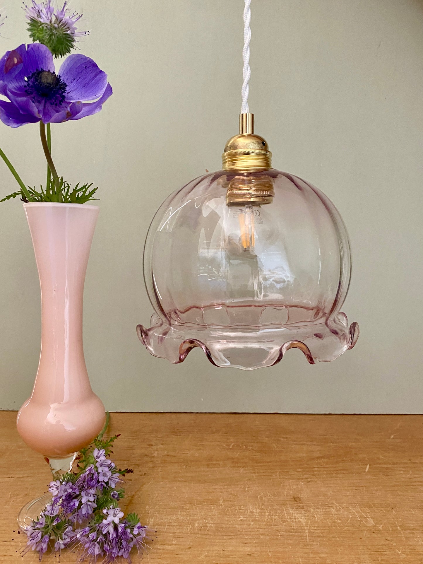 Suspension globe vintage en verre rose
