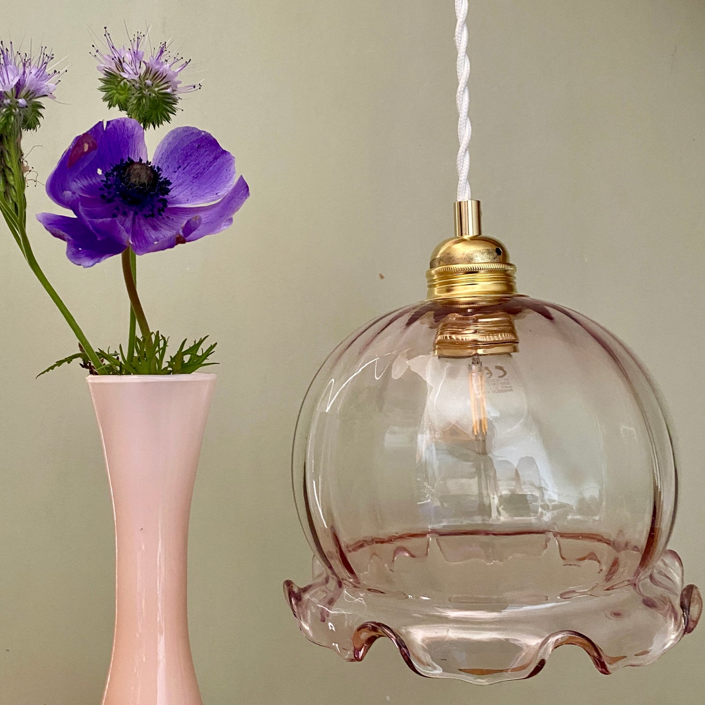 Suspension globe vintage en verre rose