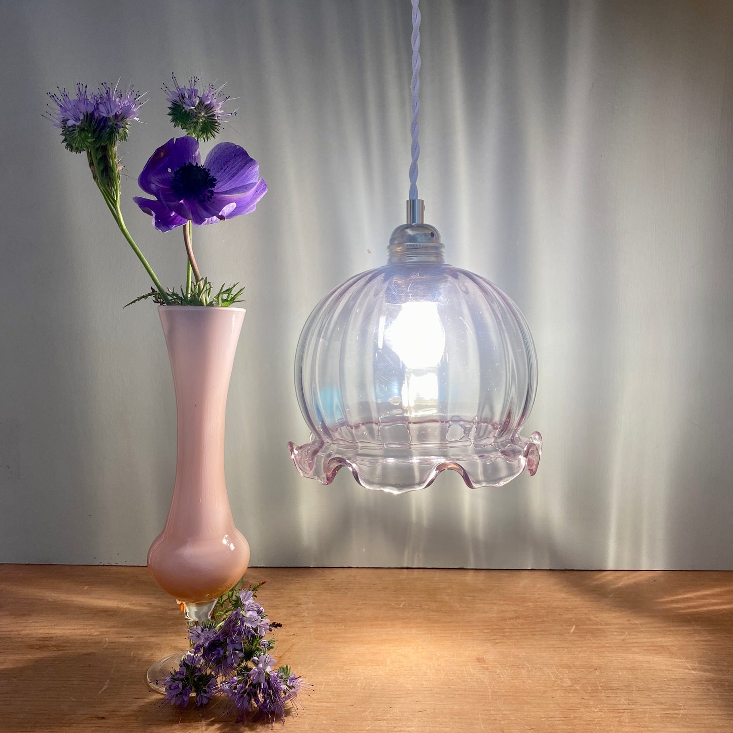 Suspension globe vintage en verre rose