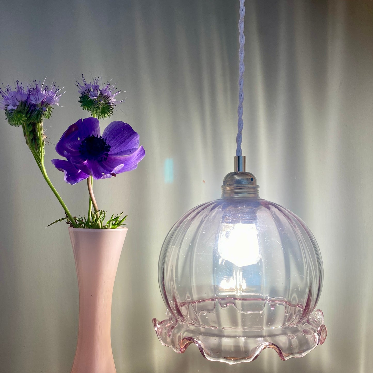 Suspension globe vintage en verre rose