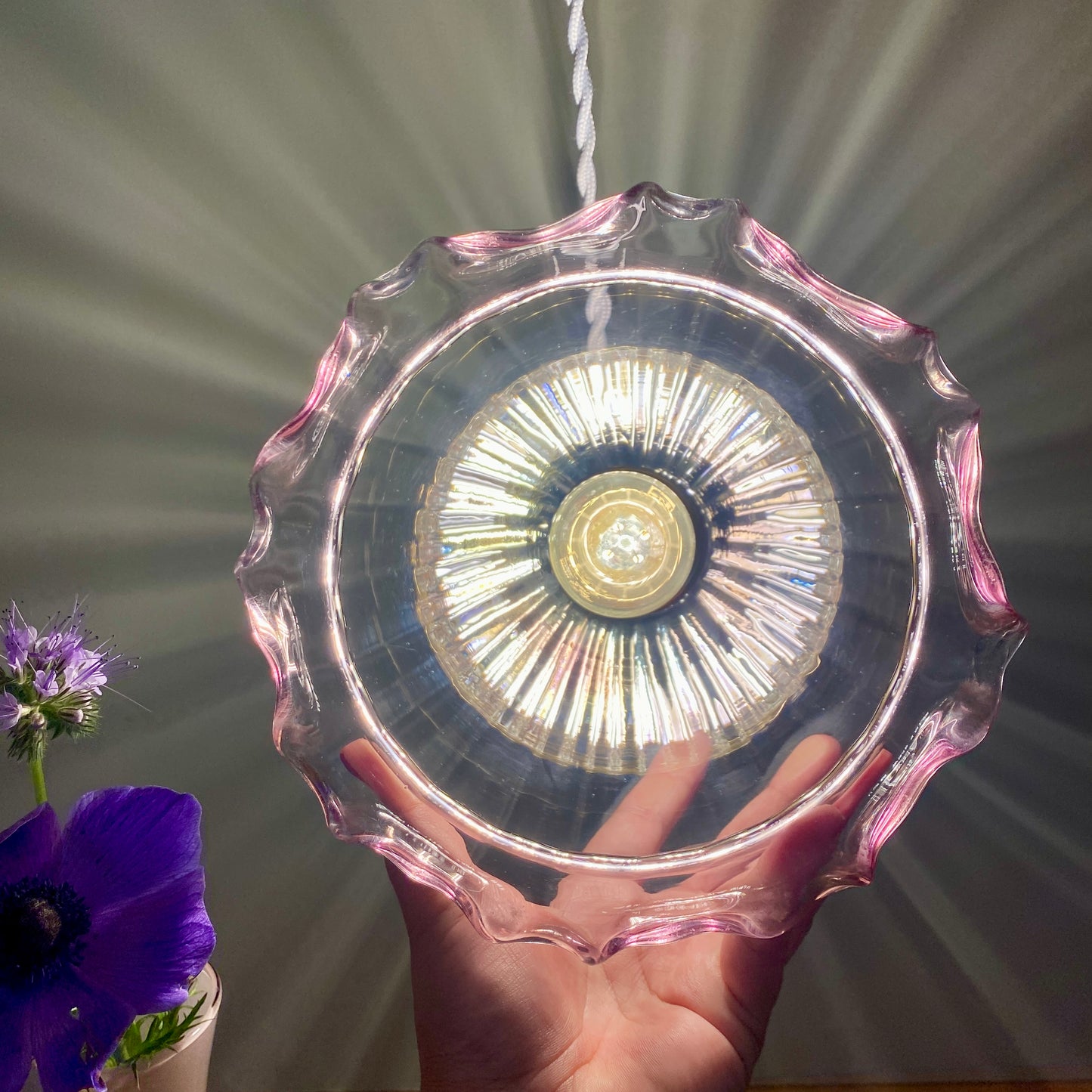 Suspension globe vintage en verre rose