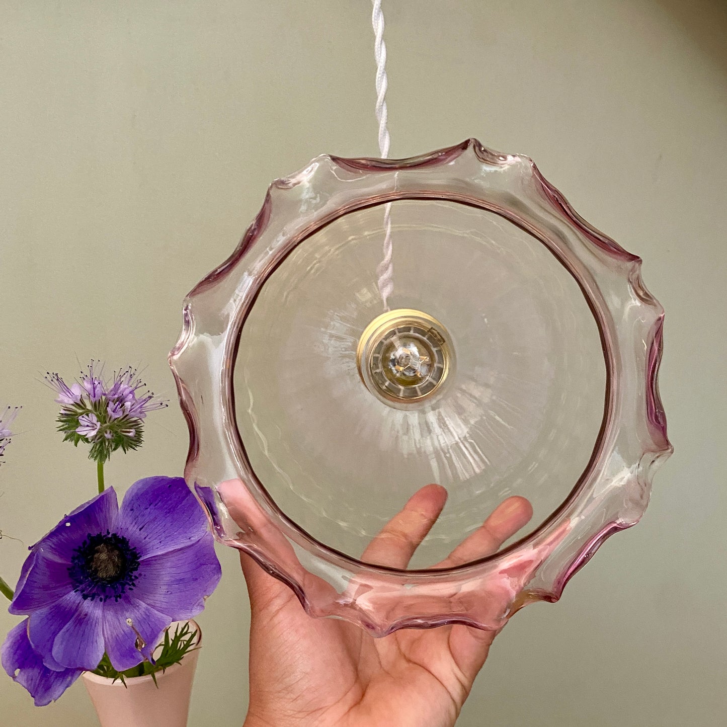 Suspension globe vintage en verre rose