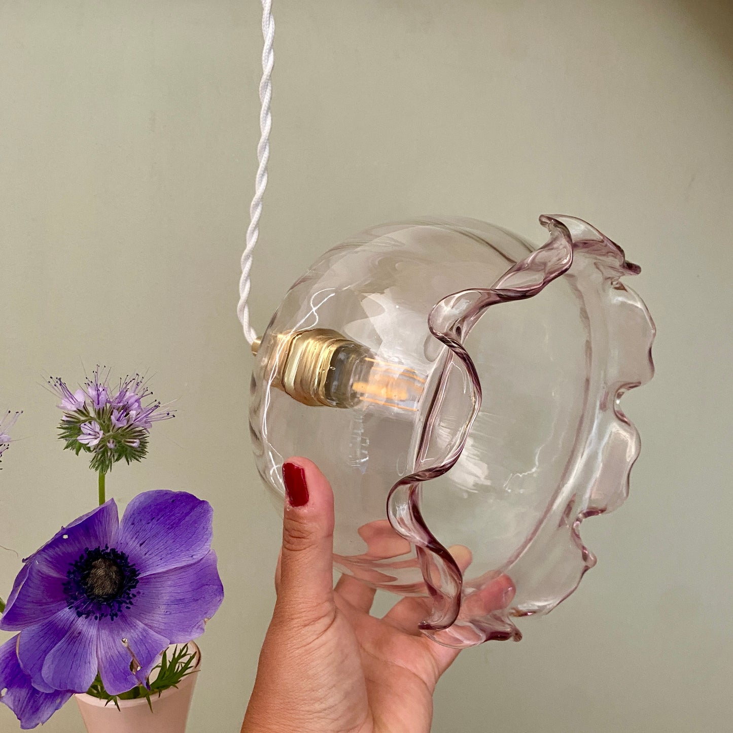 Suspension globe vintage en verre rose