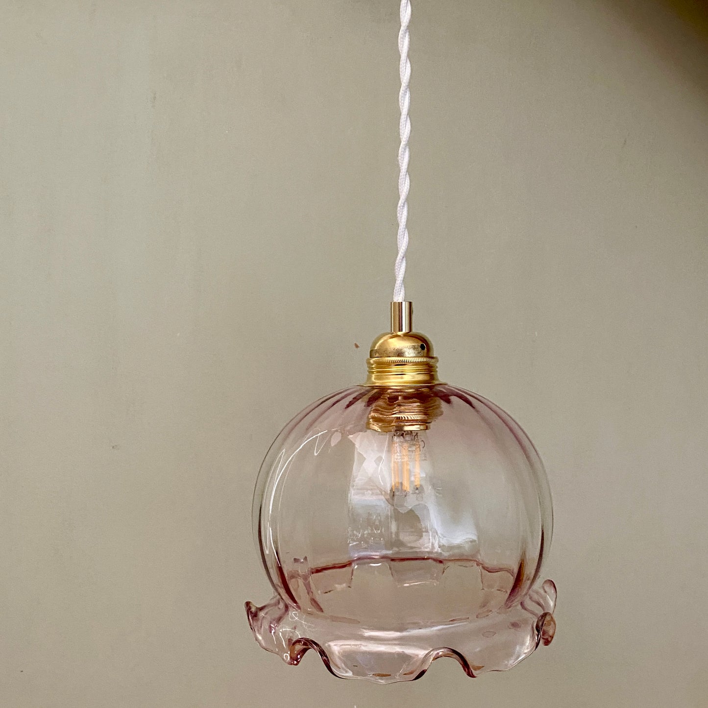 Suspension globe vintage en verre rose