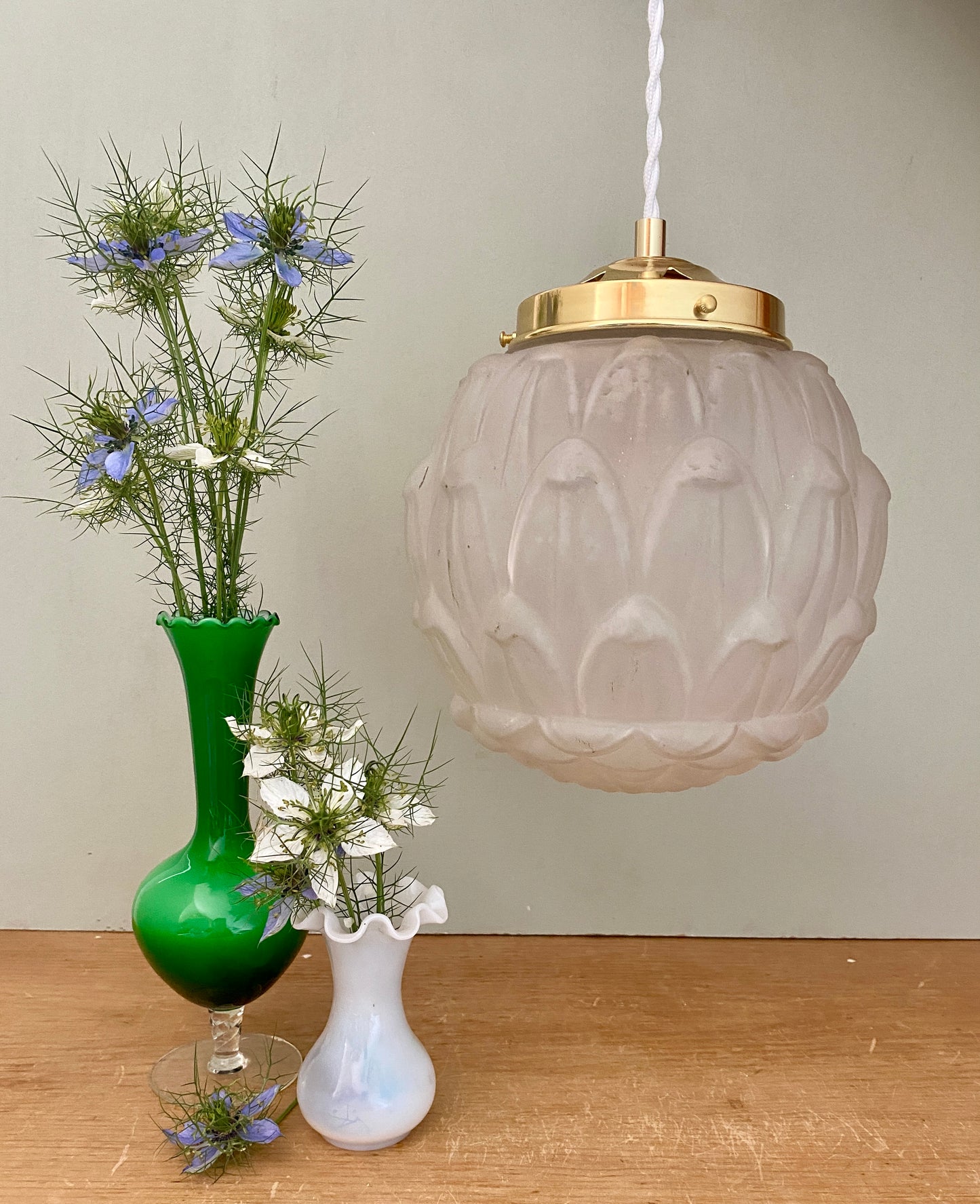 Suspension globe vintage art déco en verre dépoli