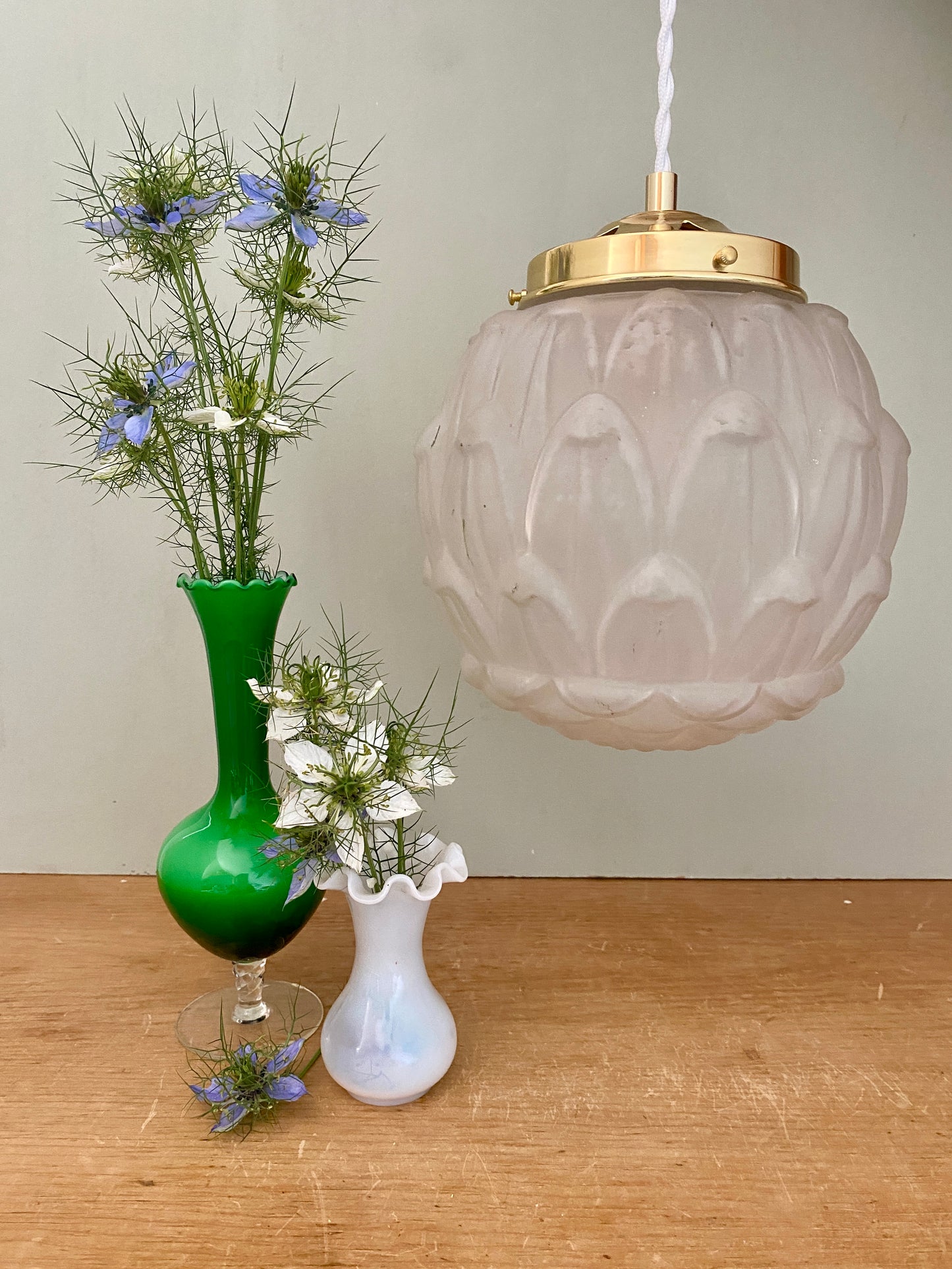 Suspension globe vintage art déco en verre dépoli