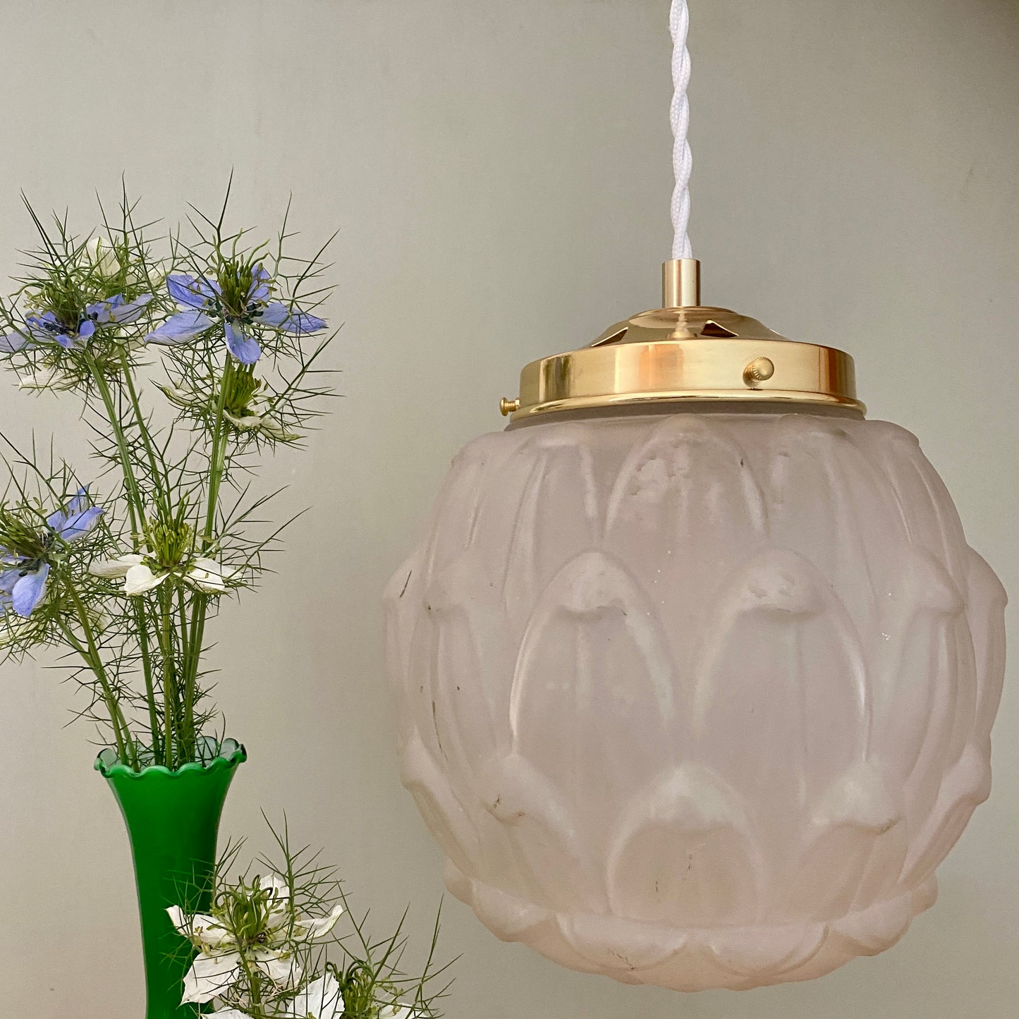 Suspension globe vintage art déco en verre dépoli