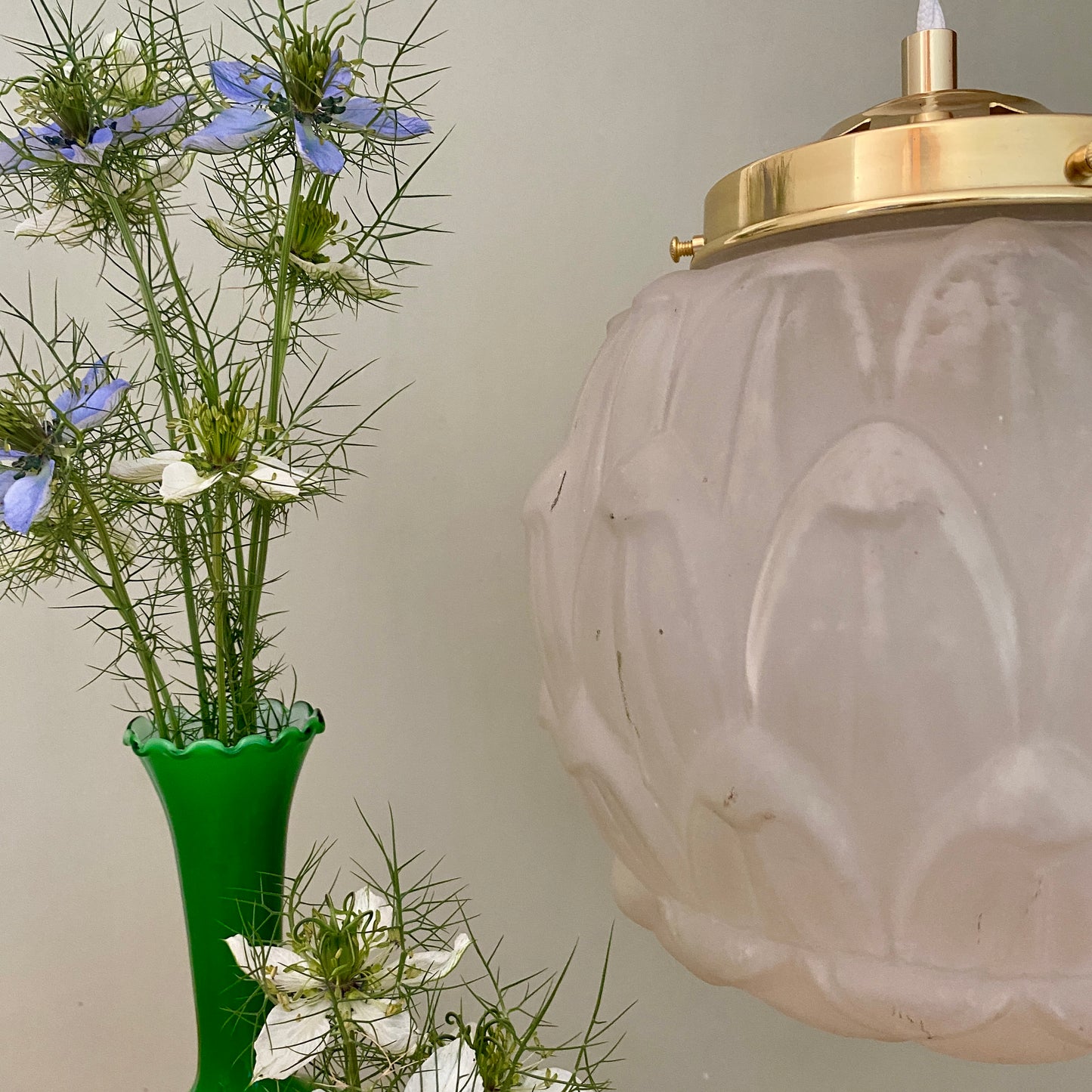 Suspension globe vintage art déco en verre dépoli