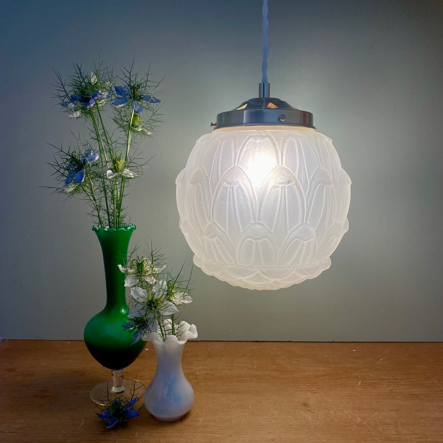 Suspension globe vintage art déco en verre dépoli