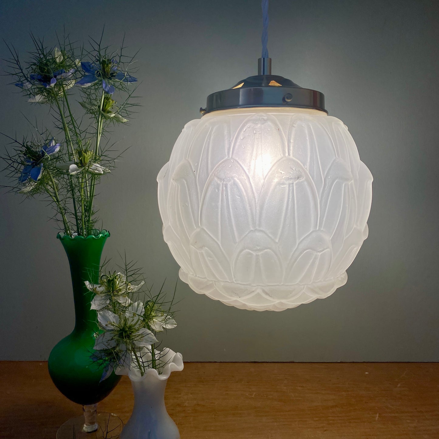 Suspension globe vintage art déco en verre dépoli