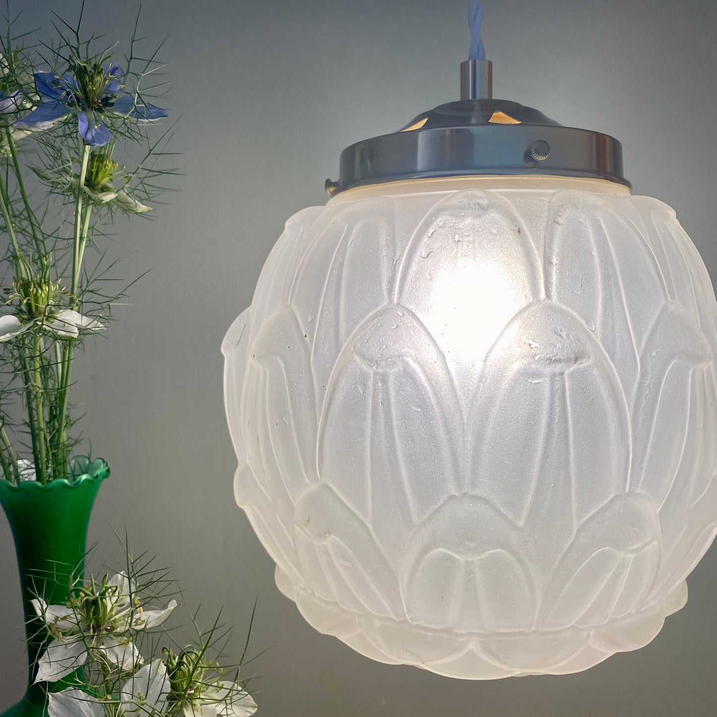 Suspension globe vintage art déco en verre dépoli