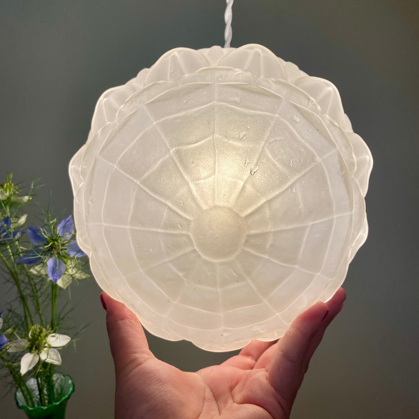 Suspension globe vintage art déco en verre dépoli