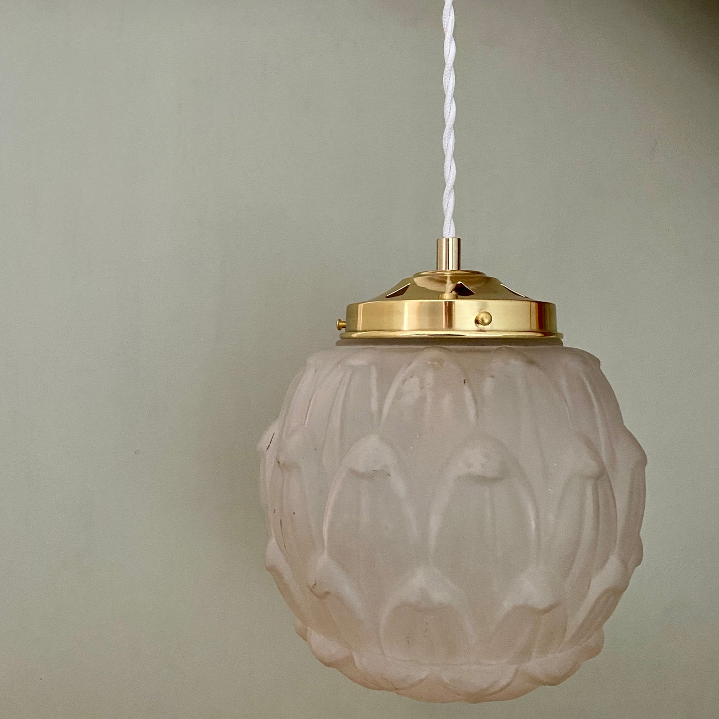 Suspension globe vintage art déco en verre dépoli