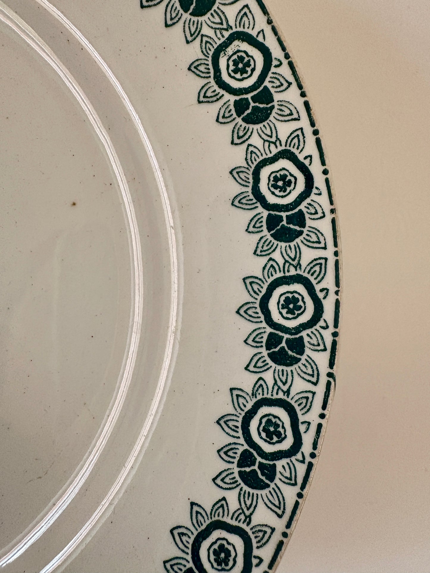 Compotier - assiette à pied en terre de fer modèle Iberia de Saint Amand