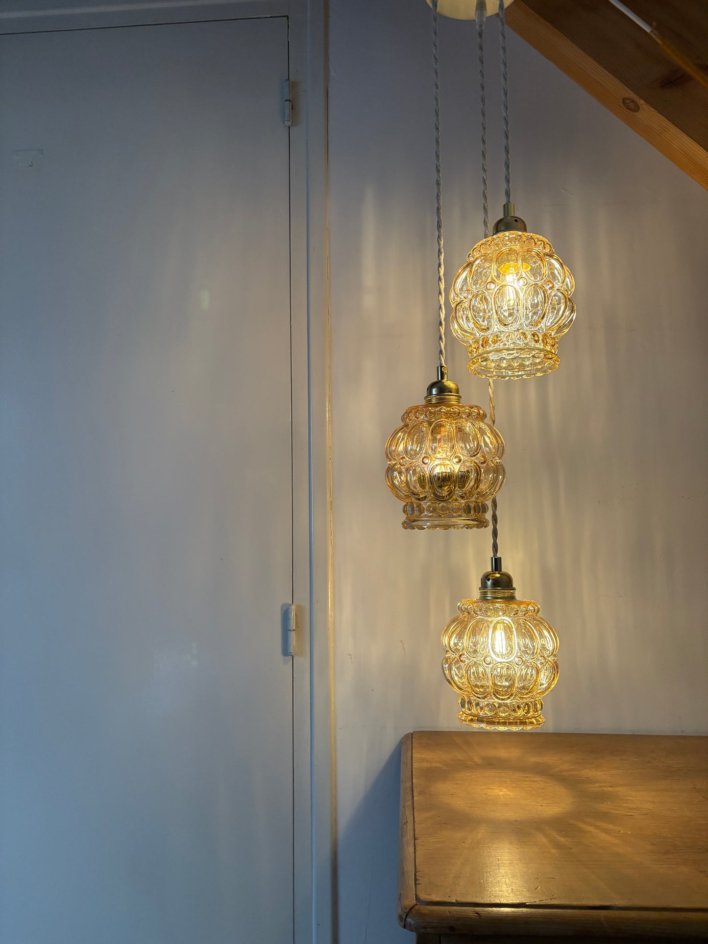Suspension triple globes vintage en verre ambré