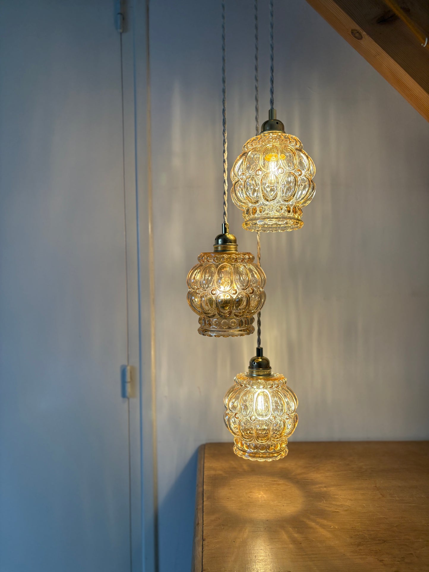 Suspension triple globes vintage en verre ambré