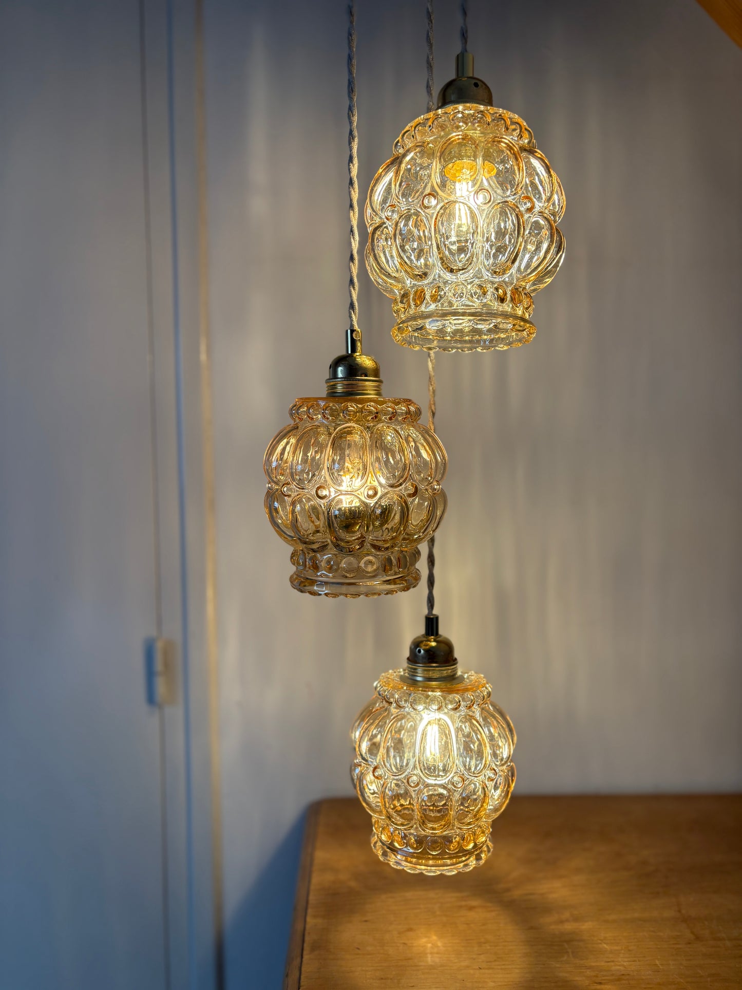 Suspension triple globes vintage en verre ambré
