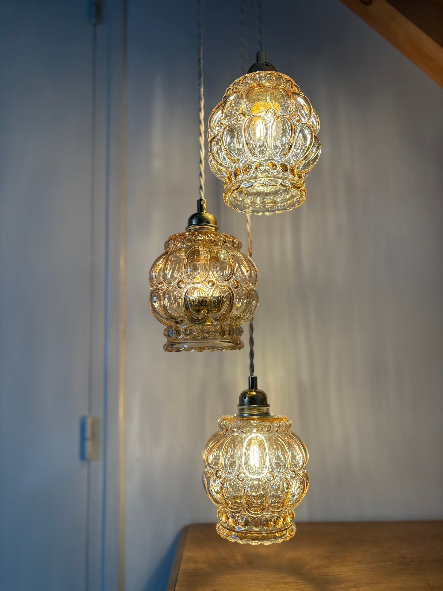 Suspension triple globes vintage en verre ambré