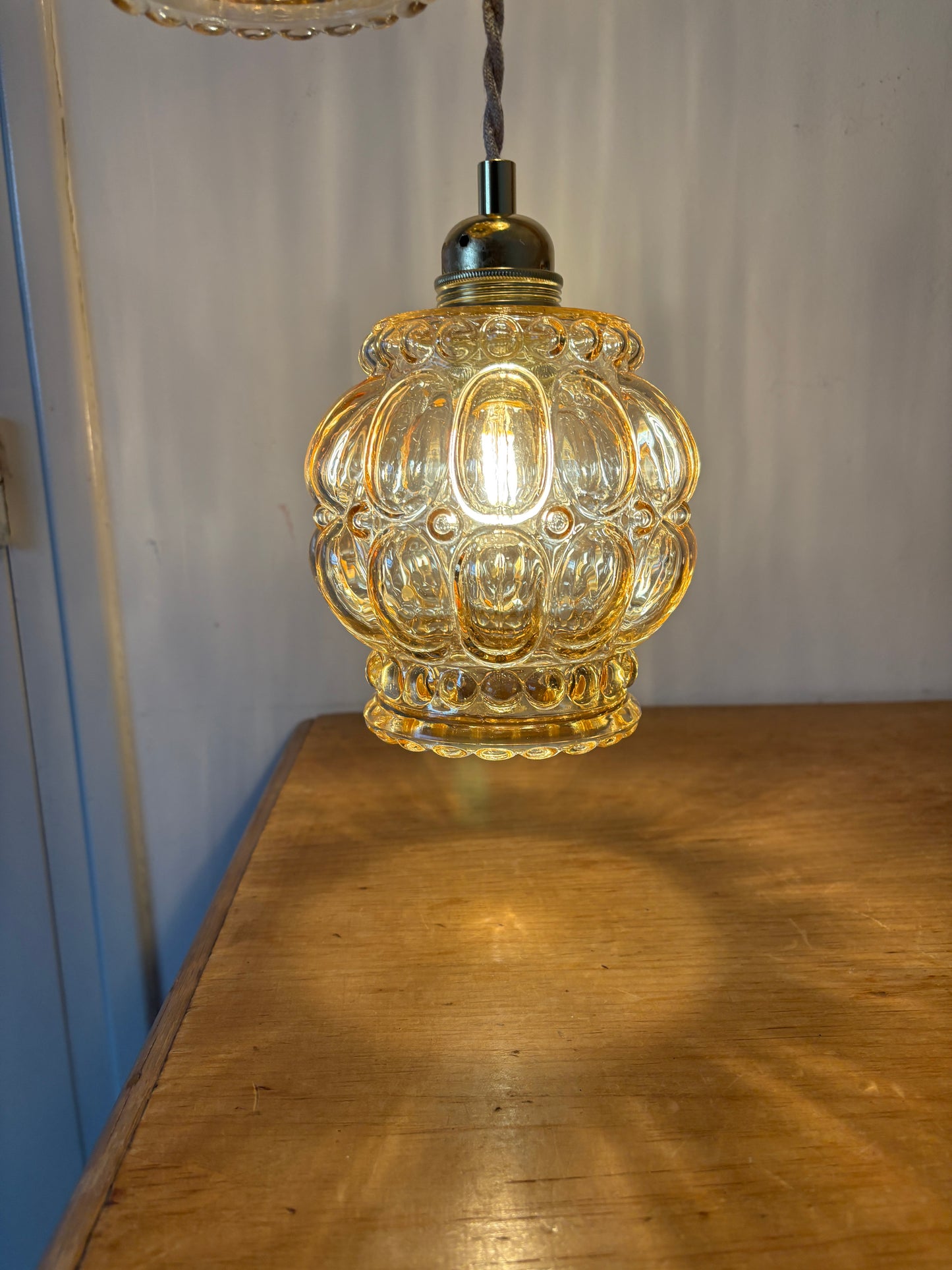 Suspension triple globes vintage en verre ambré