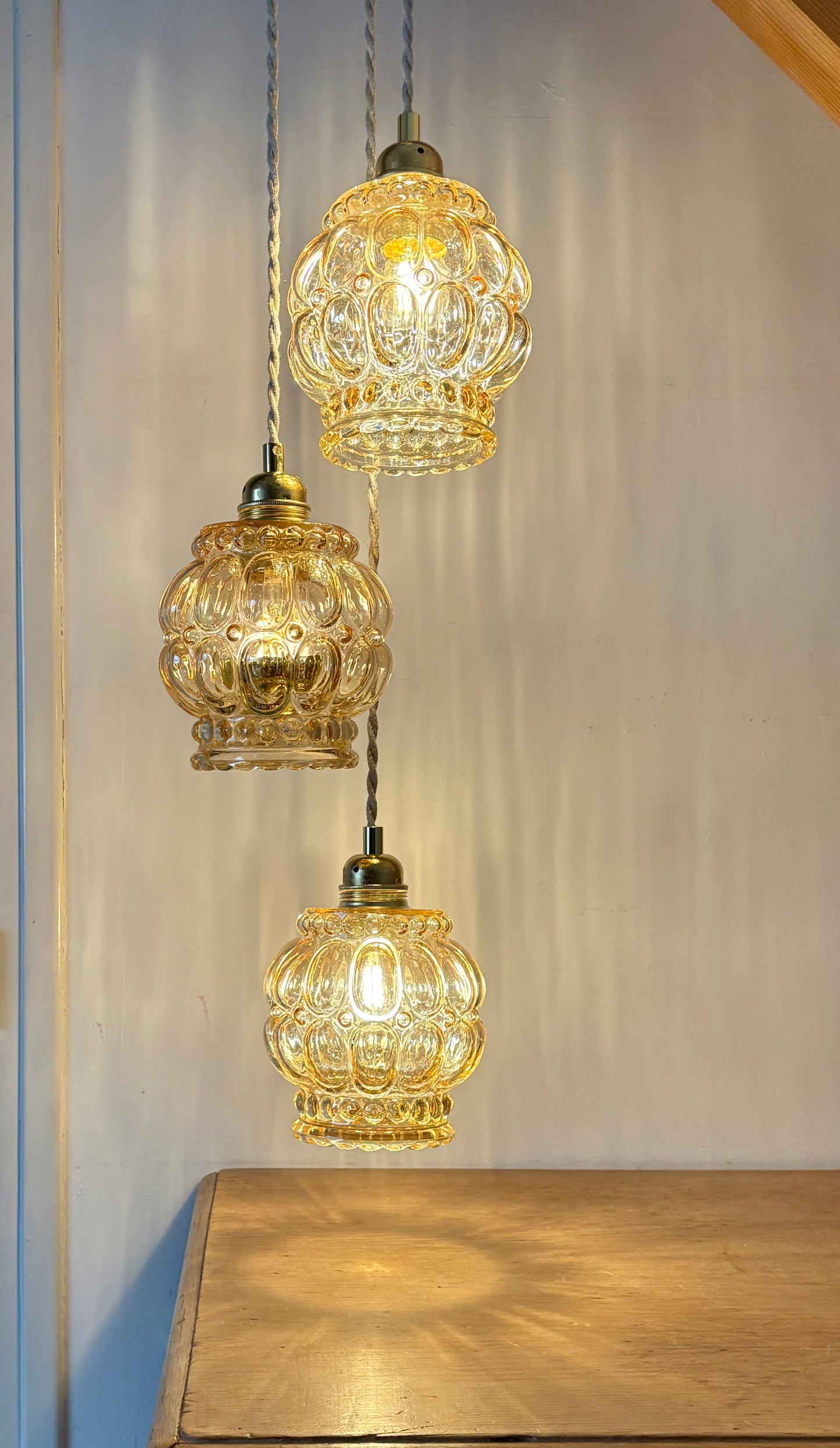 Suspension triple globes vintage en verre ambré