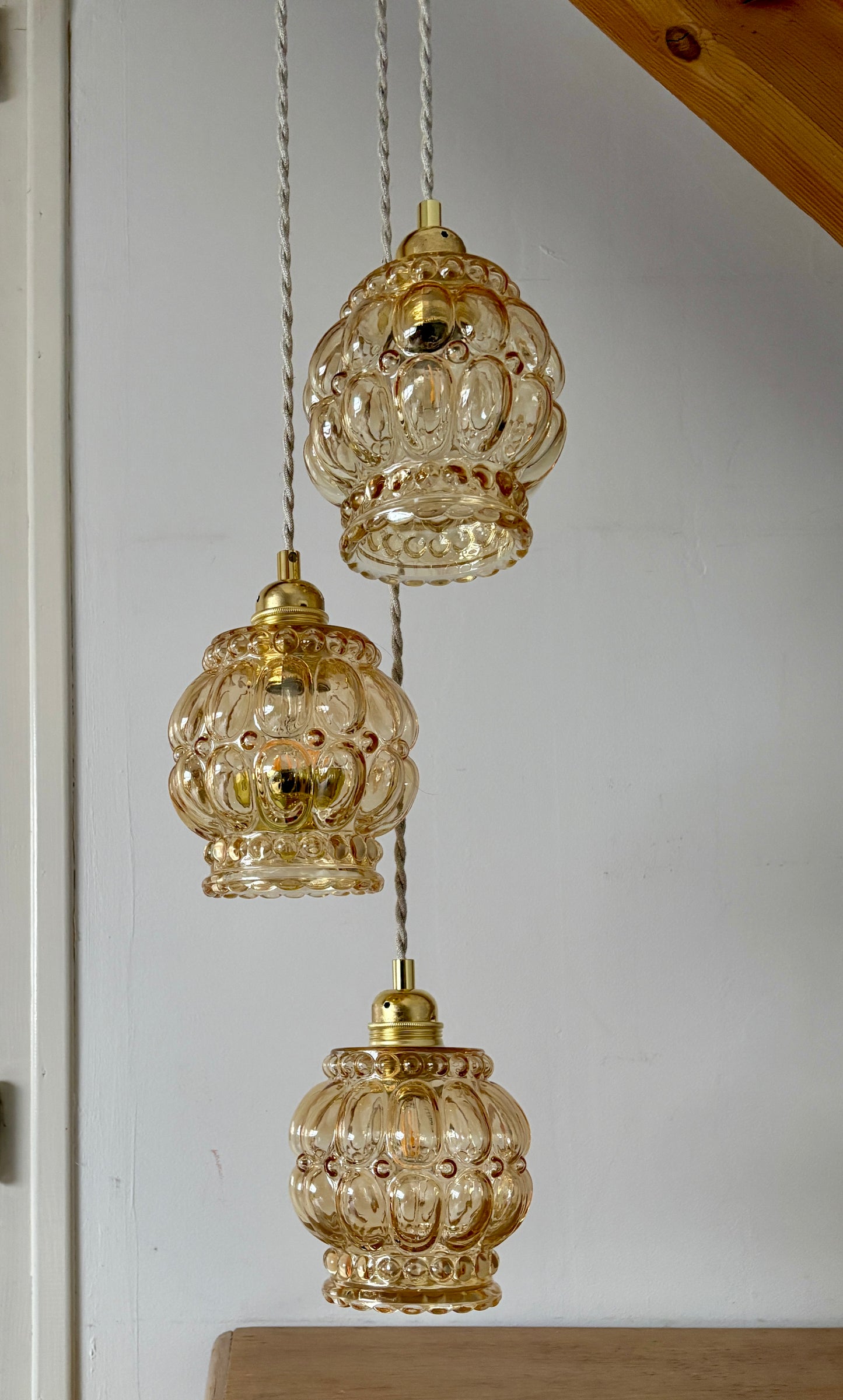 Suspension triple globes vintage en verre ambré
