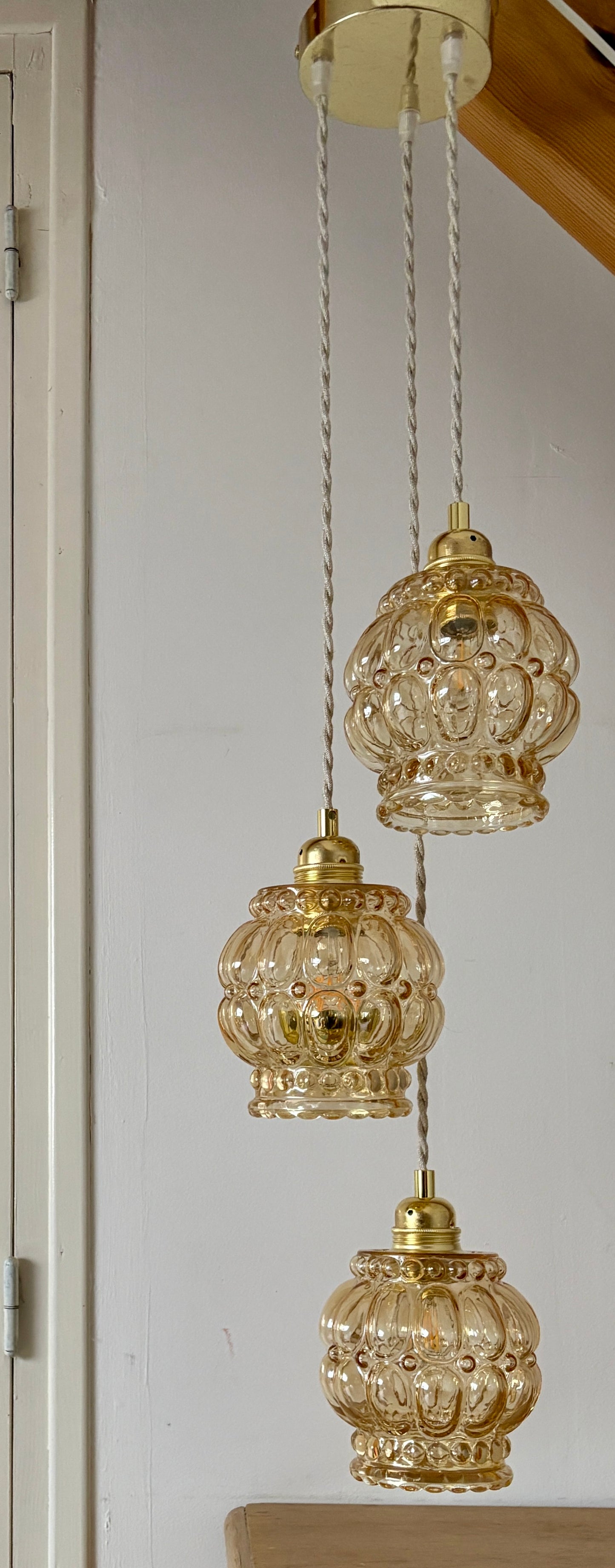 Suspension triple globes vintage en verre ambré