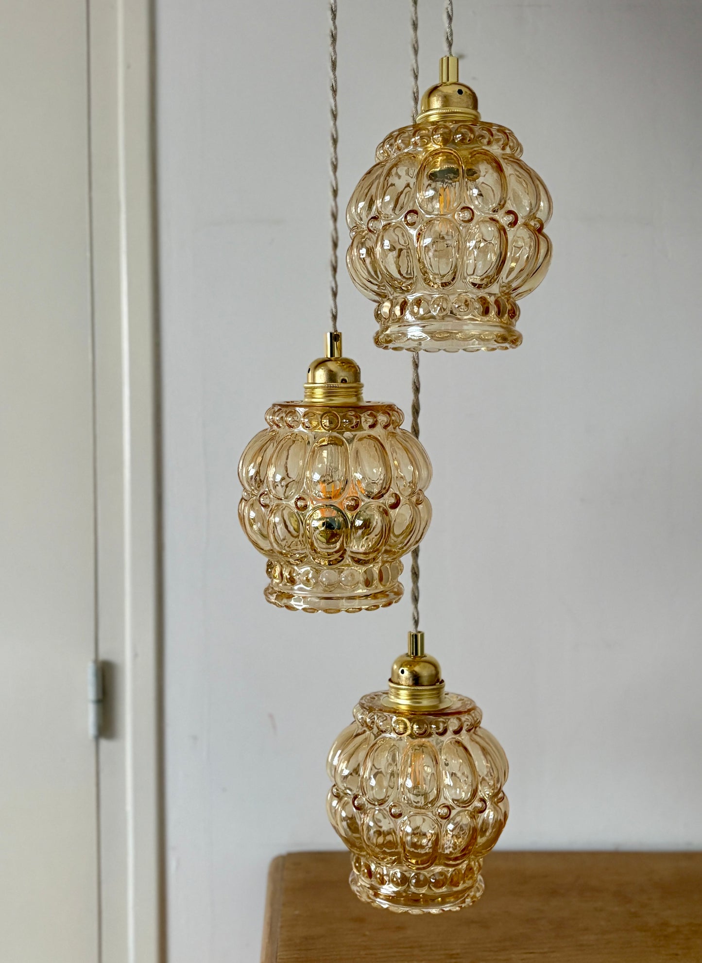 Suspension triple globes vintage en verre ambré