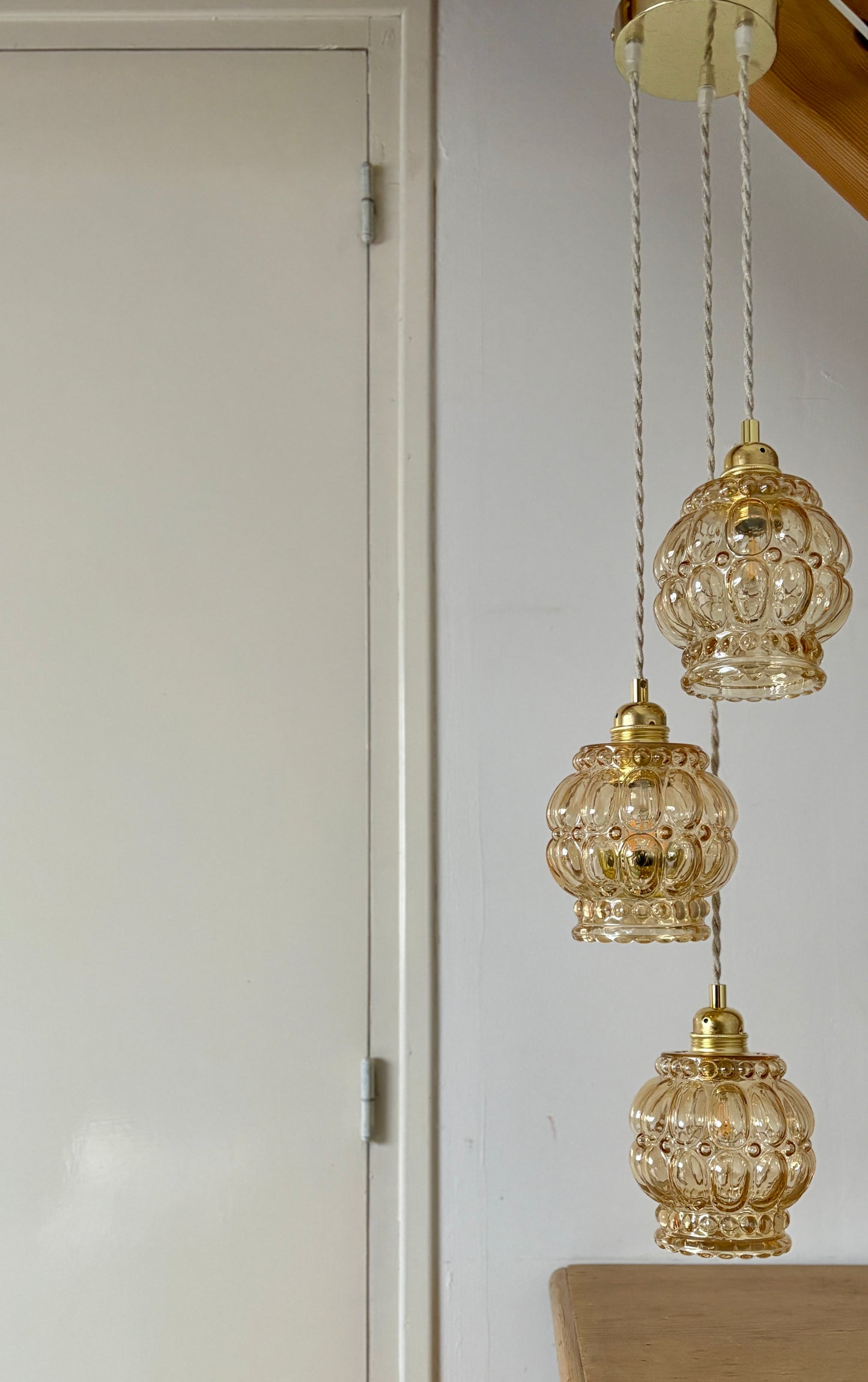 Suspension triple globes vintage en verre ambré