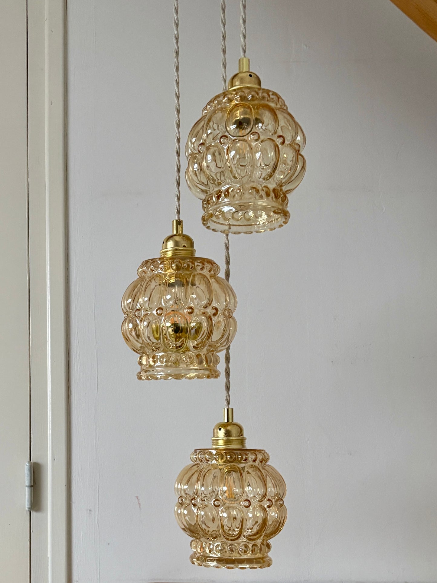 Suspension triple globes vintage en verre ambré