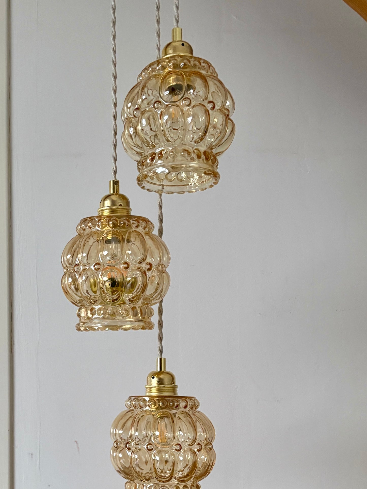 Suspension triple globes vintage en verre ambré