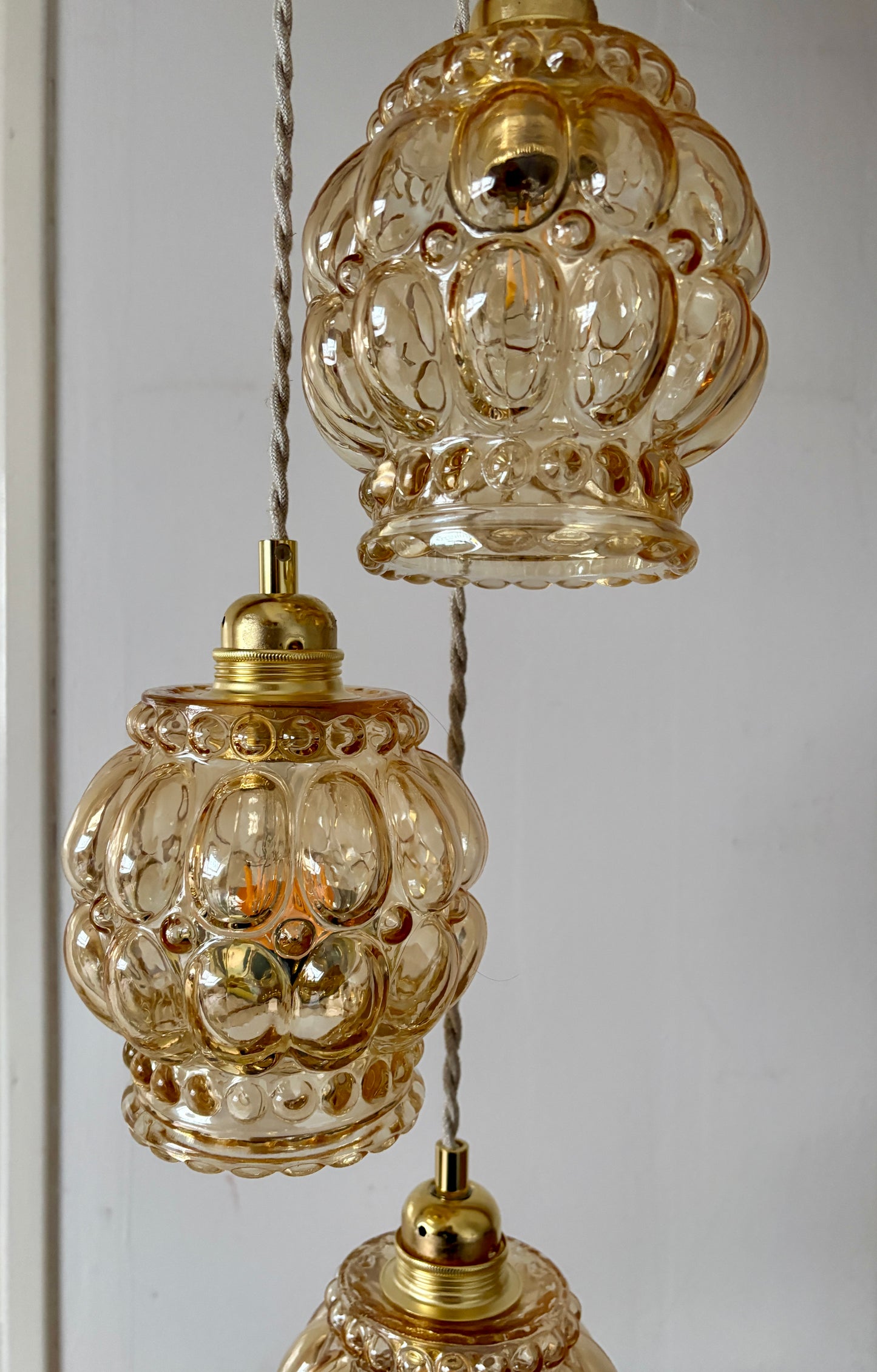 Suspension triple globes vintage en verre ambré