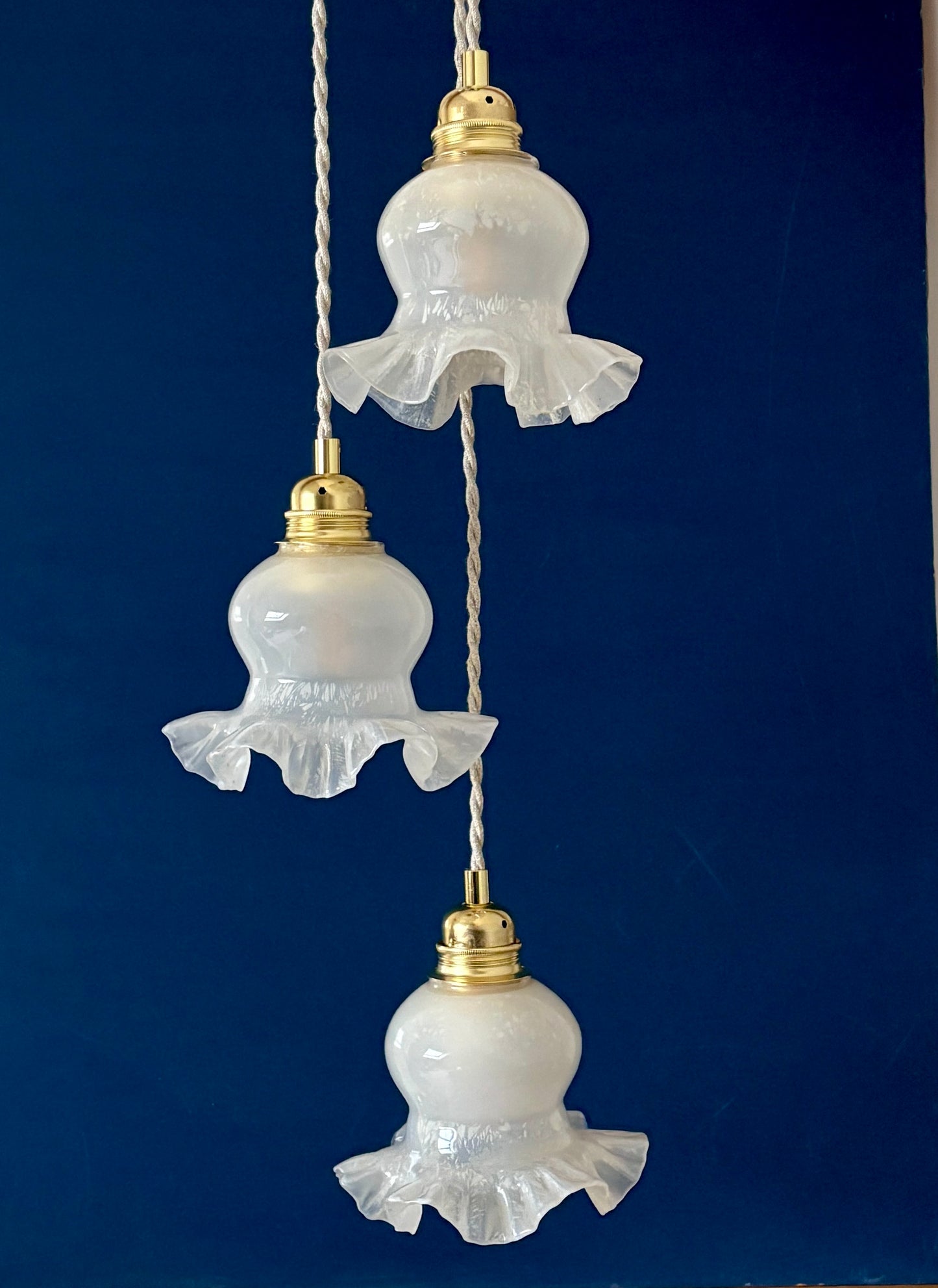 Suspension triple tulipe vintage en verre blanc